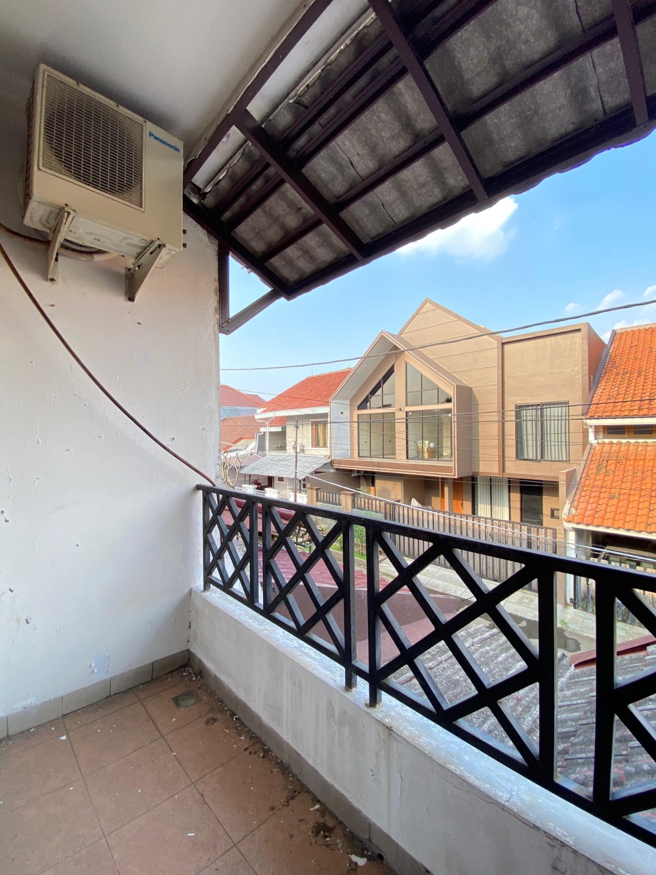 Rumah Murah 2 Lantai Dengan 5 Kamar Tidur Dalam Komplek Strategis di Cinere