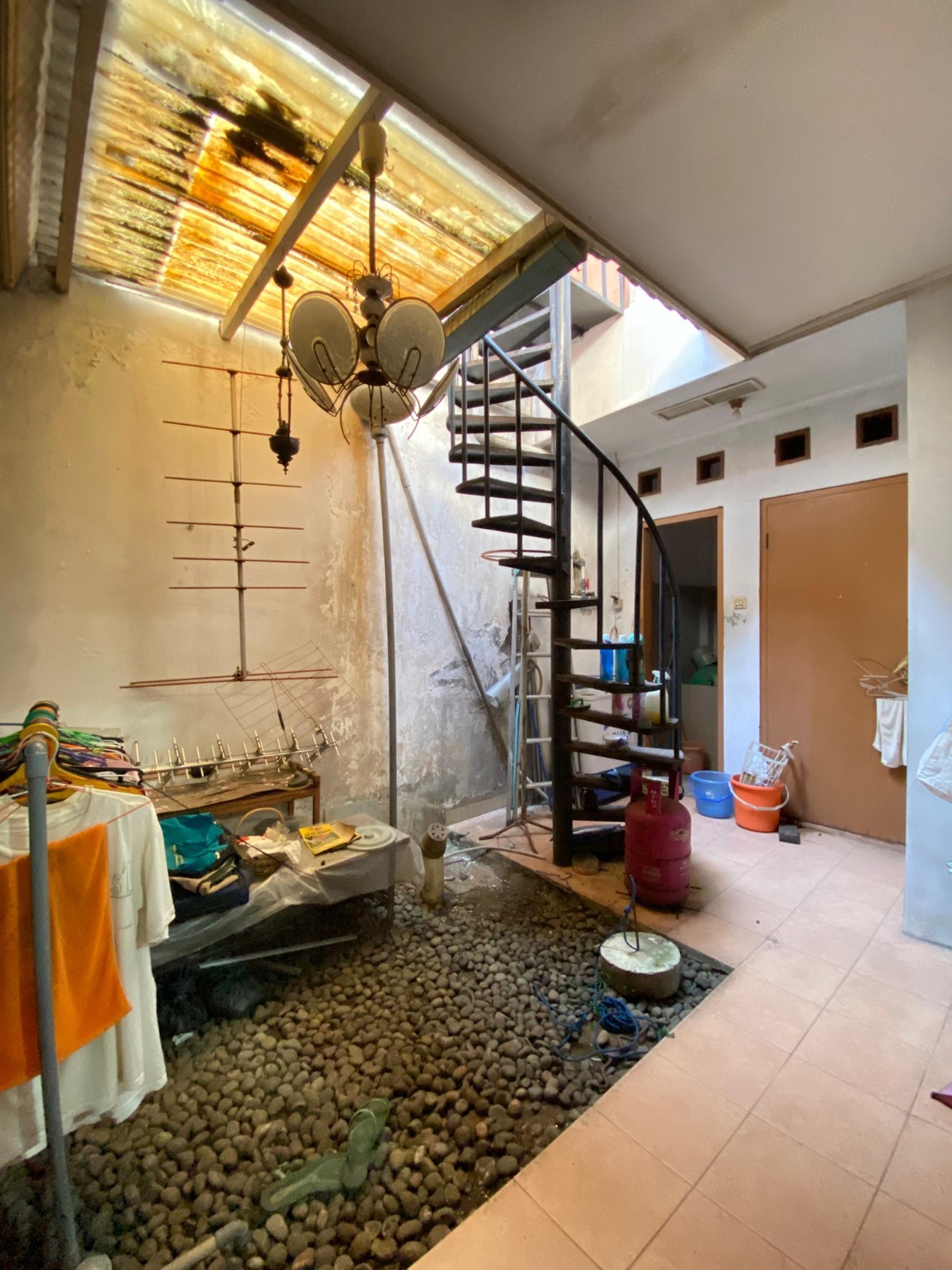 Rumah Murah 2 Lantai Dengan 5 Kamar Tidur Dalam Komplek Strategis di Cinere