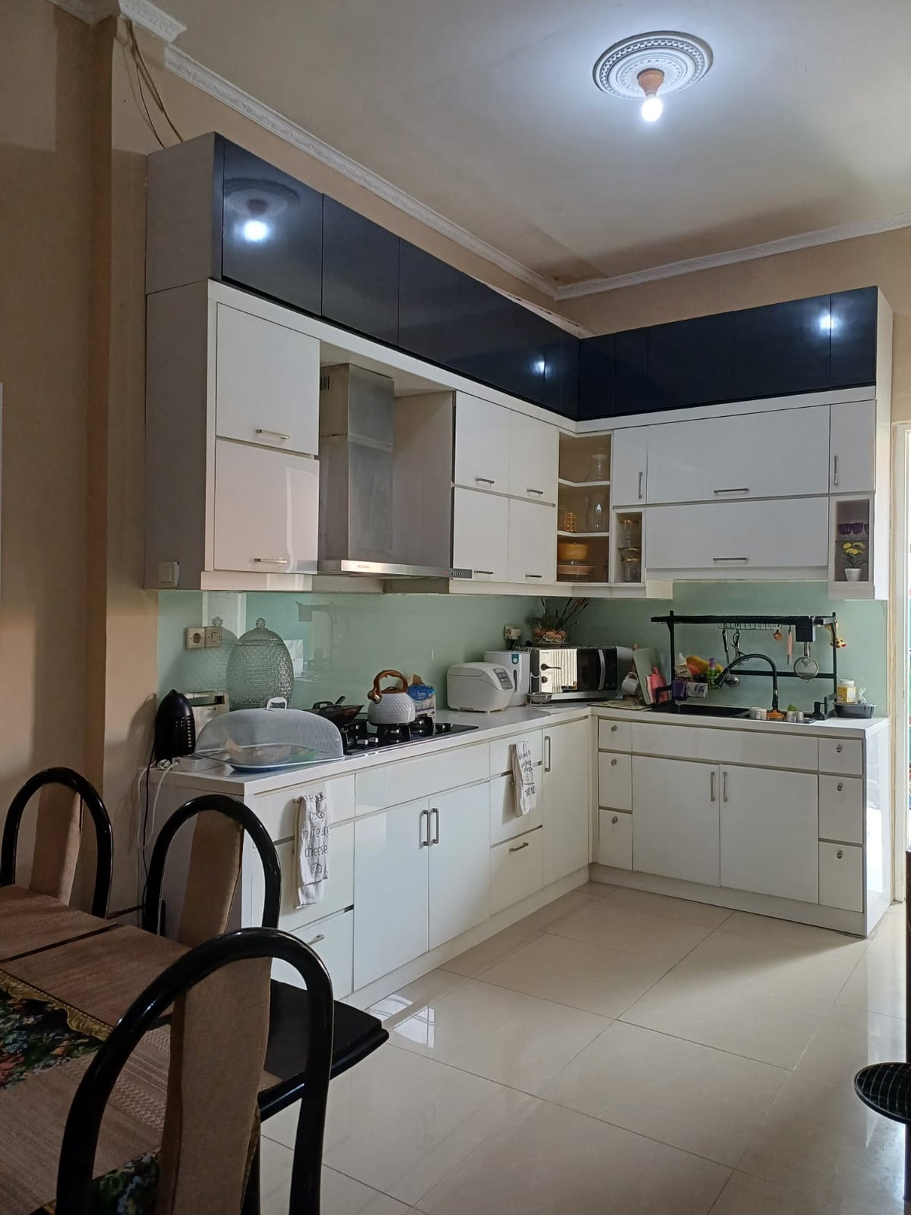 Rumah HOOK Full Furnished Siap Huni dengan Hunian Nyaman dan Asri di Ciputat