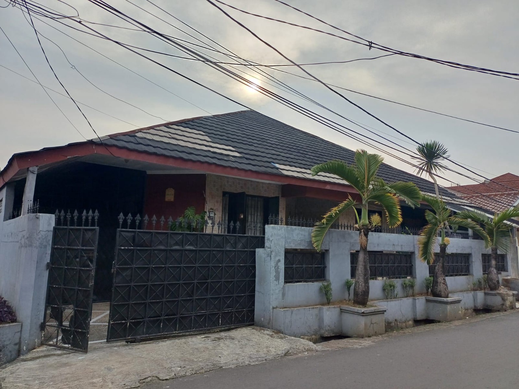 Rumah HOOK Full Furnished Siap Huni dengan Hunian Nyaman dan Asri di Ciputat