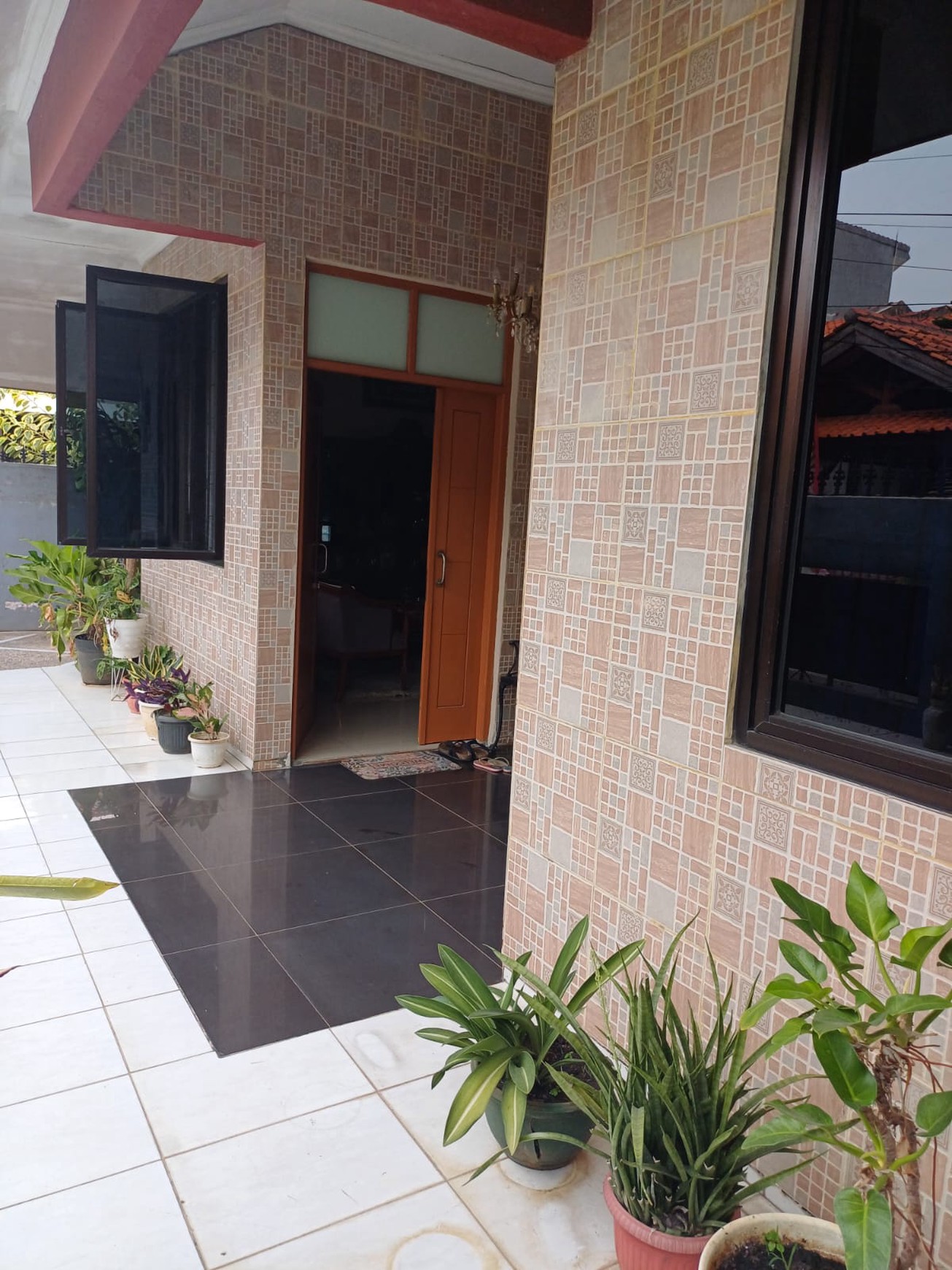 Rumah HOOK Full Furnished Siap Huni dengan Hunian Nyaman dan Asri di Ciputat