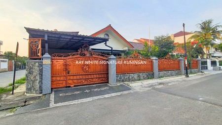 Rumah Siap Huni Posisi Hoek Lokasi Tenang dan Asri di Jl Elang Malindo Cipinang