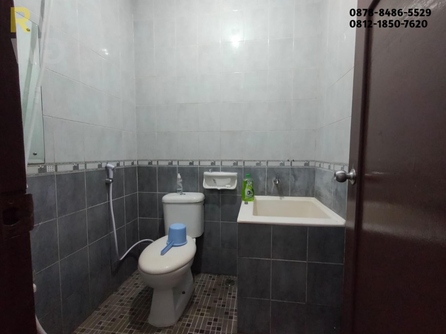 Disewakan Rumah 2 Lantai Luas di Grand Wisata - Depan Taman, Dekat Ruko & Akses Tol!