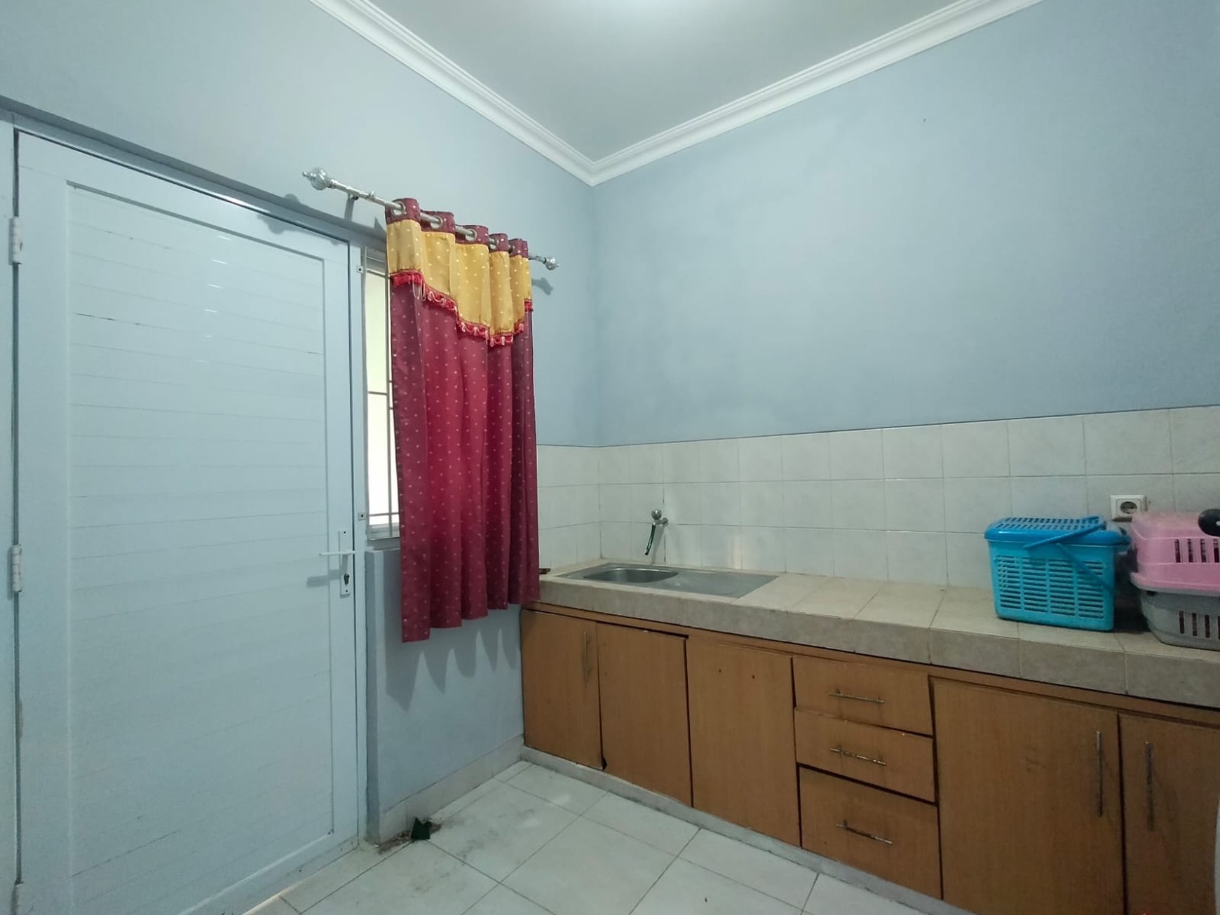 Disewakan Rumah 2 Lantai Luas di Grand Wisata - Depan Taman, Dekat Ruko & Akses Tol!