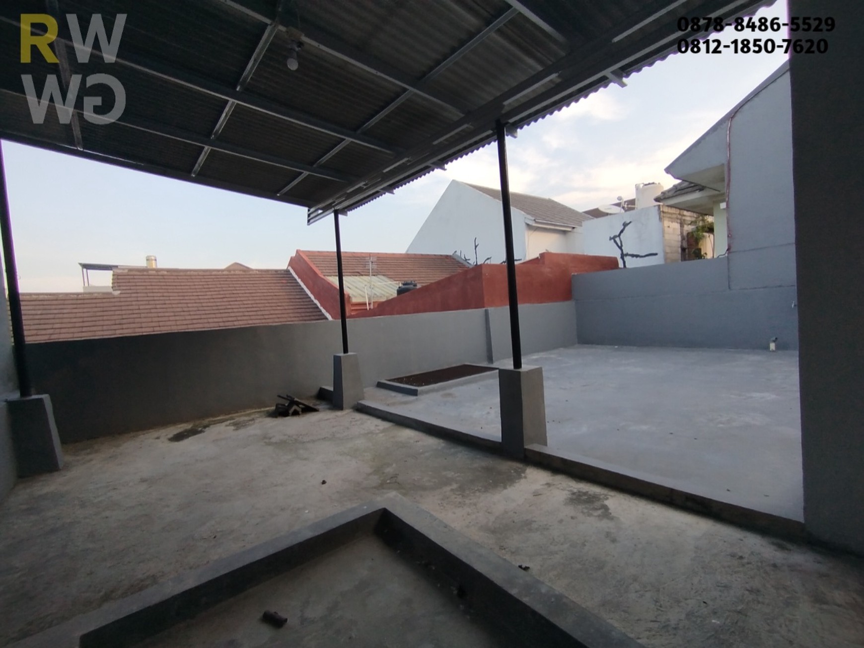 Disewakan Rumah 2 Lantai Luas di Grand Wisata - Depan Taman, Dekat Ruko & Akses Tol!