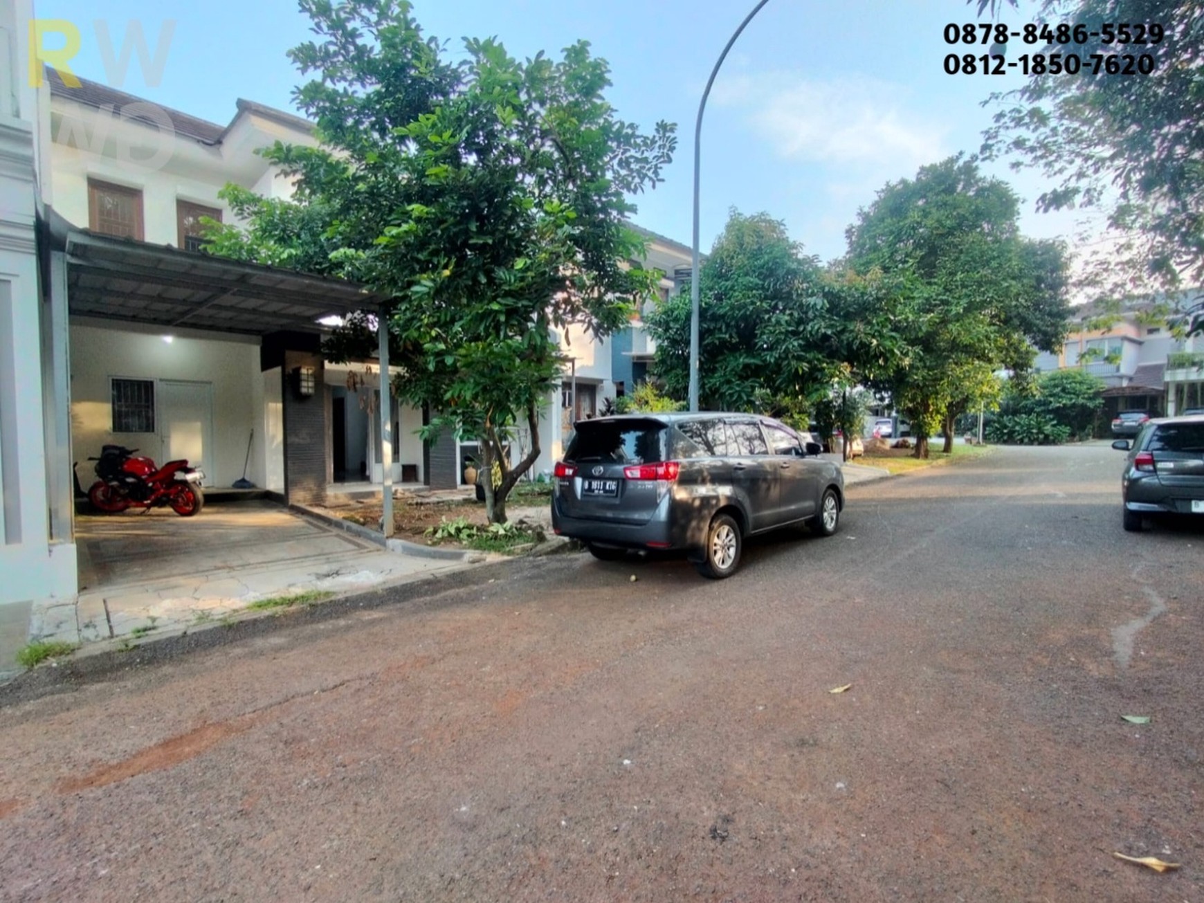 Disewakan Rumah 2 Lantai Luas di Grand Wisata - Depan Taman, Dekat Ruko & Akses Tol!