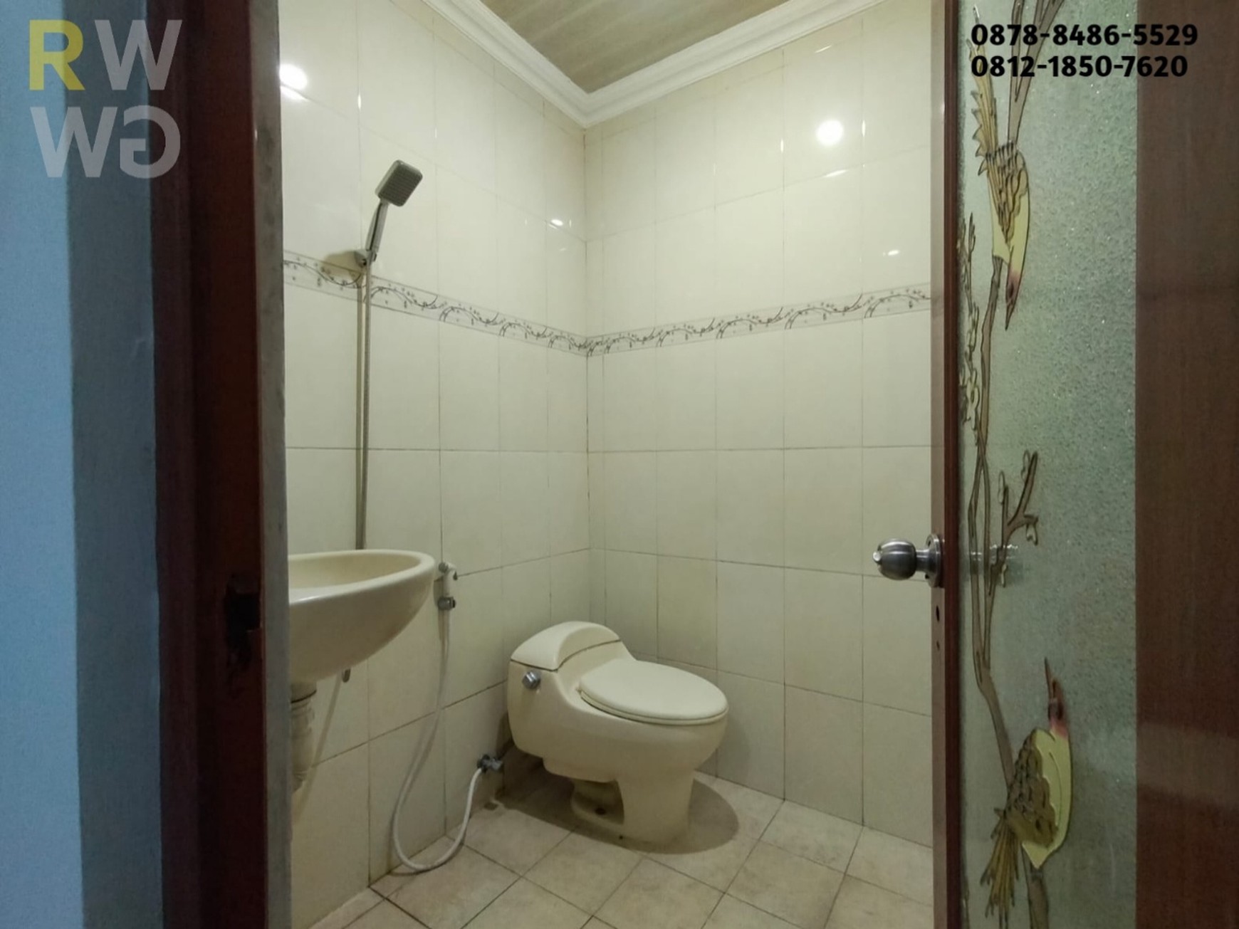 Disewakan Rumah 2 Lantai Luas di Grand Wisata - Depan Taman, Dekat Ruko & Akses Tol!