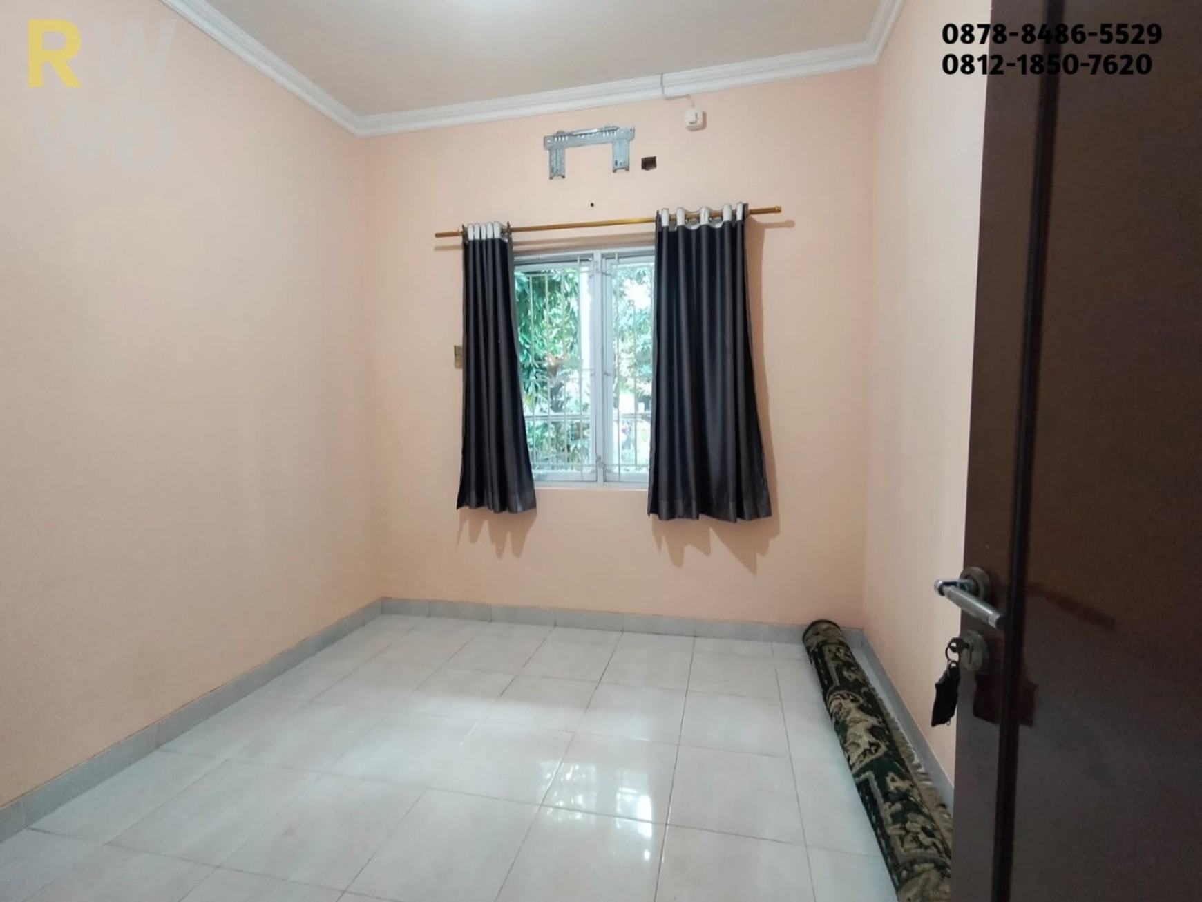 Disewakan Rumah 2 Lantai Luas di Grand Wisata - Depan Taman, Dekat Ruko & Akses Tol!