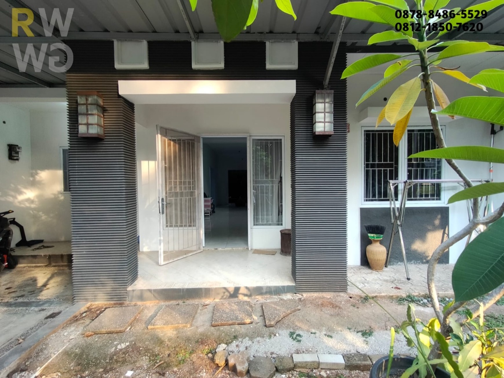 Disewakan Rumah 2 Lantai Luas di Grand Wisata - Depan Taman, Dekat Ruko & Akses Tol!