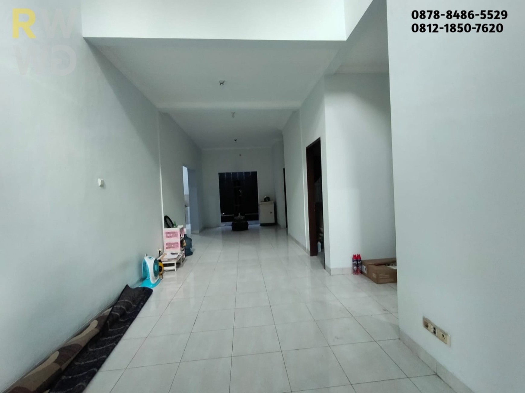 Disewakan Rumah 2 Lantai Luas di Grand Wisata - Depan Taman, Dekat Ruko & Akses Tol!