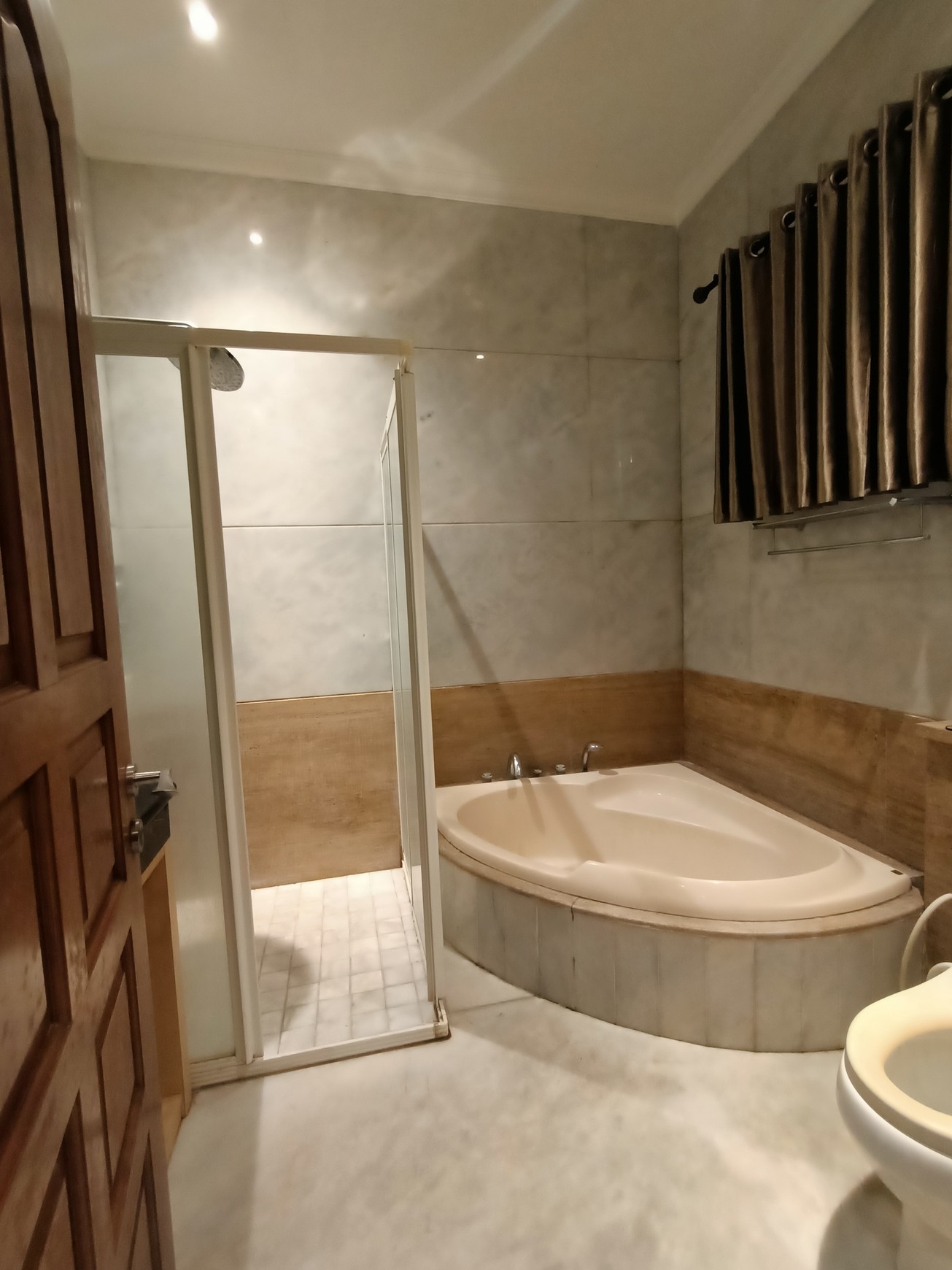 Bigl House di Area yang Tenang dan Nyaman dan strategis, Menteng Jakarta pusat 