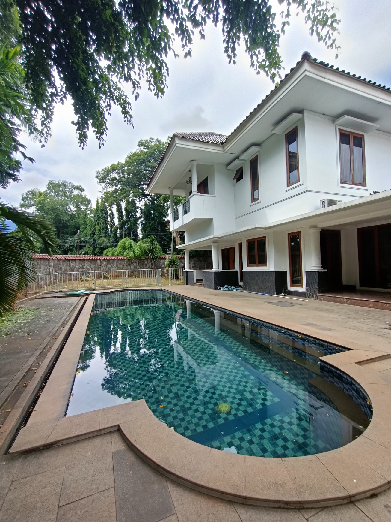 Bigl House di Area yang Tenang dan Nyaman dan strategis, Menteng Jakarta pusat 