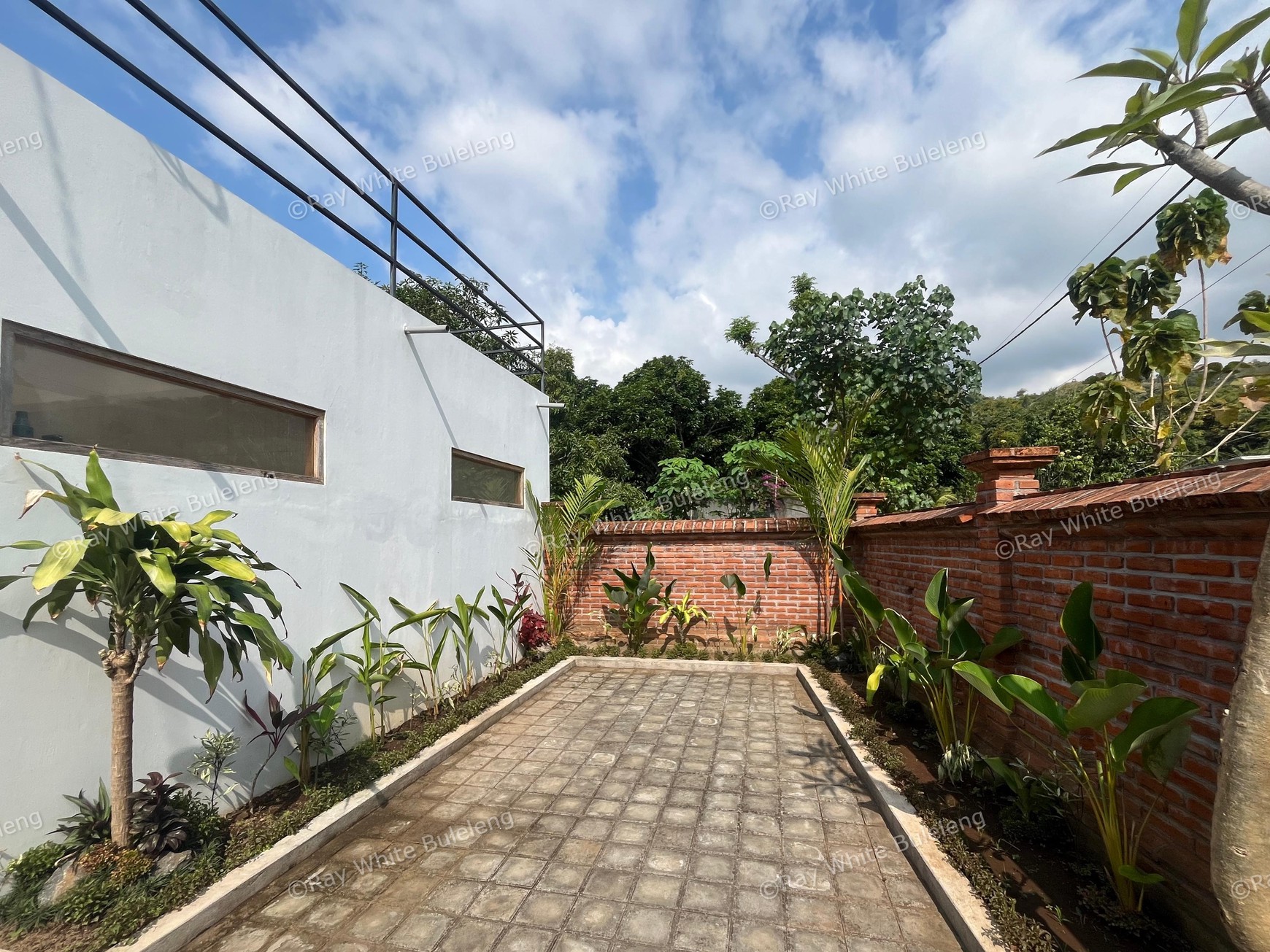Versatile Villa with Two Buildings in the Developing Tourism Area of North Bali