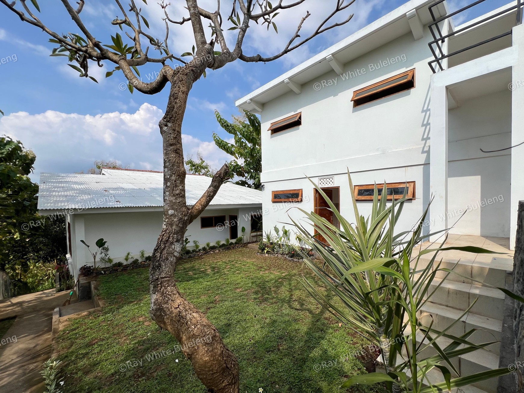 Versatile Villa with Two Buildings in the Developing Tourism Area of North Bali