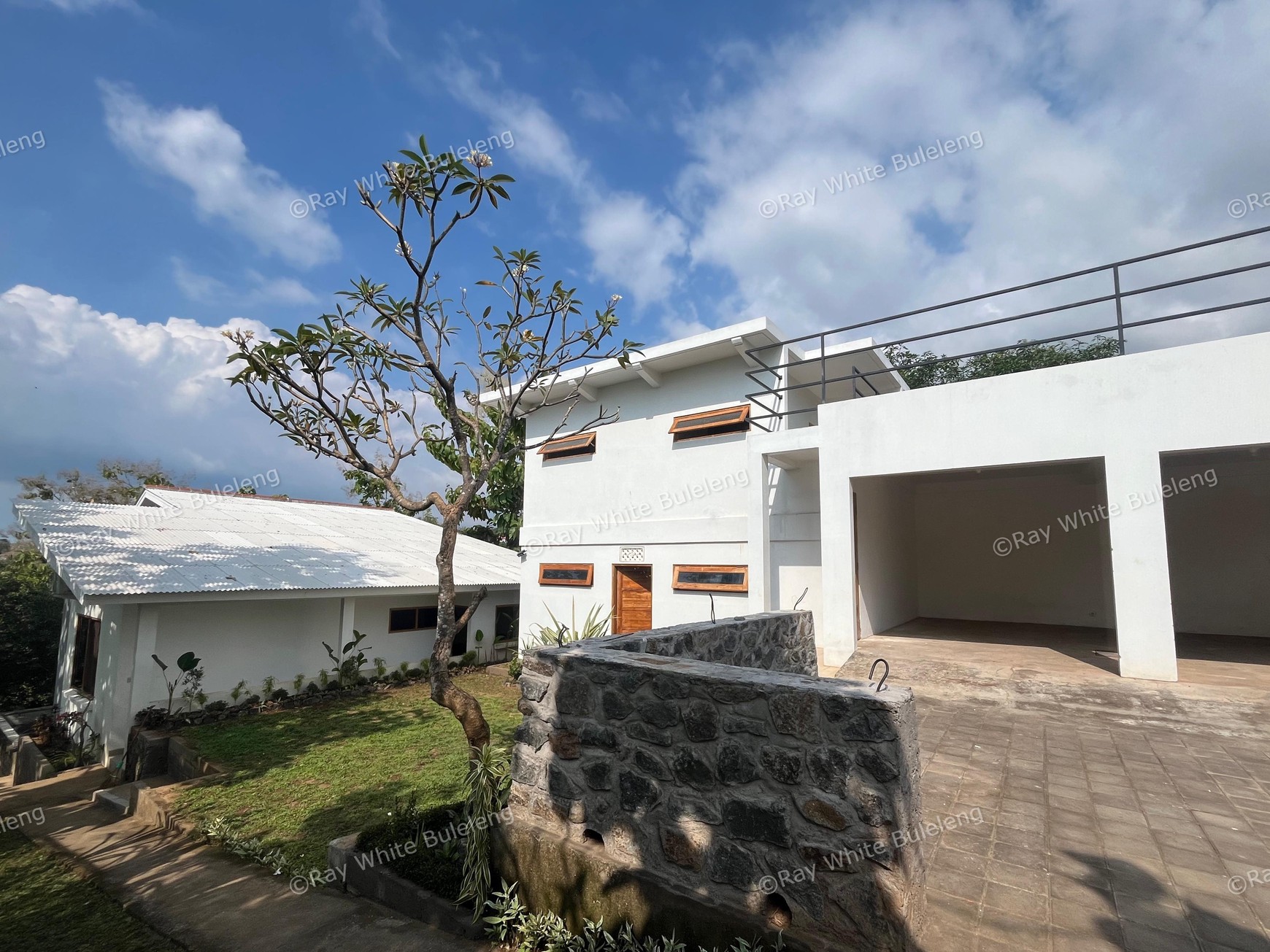 Versatile Villa with Two Buildings in the Developing Tourism Area of North Bali