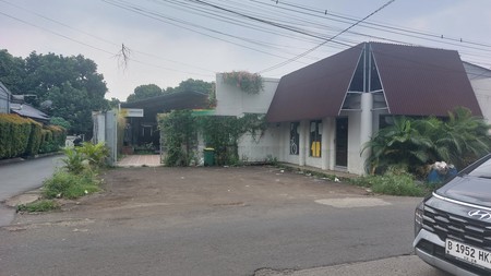 Bengkel mobil dan cafe di pinggir jalan Radar Auri Cisalak Depok Jawa Barat