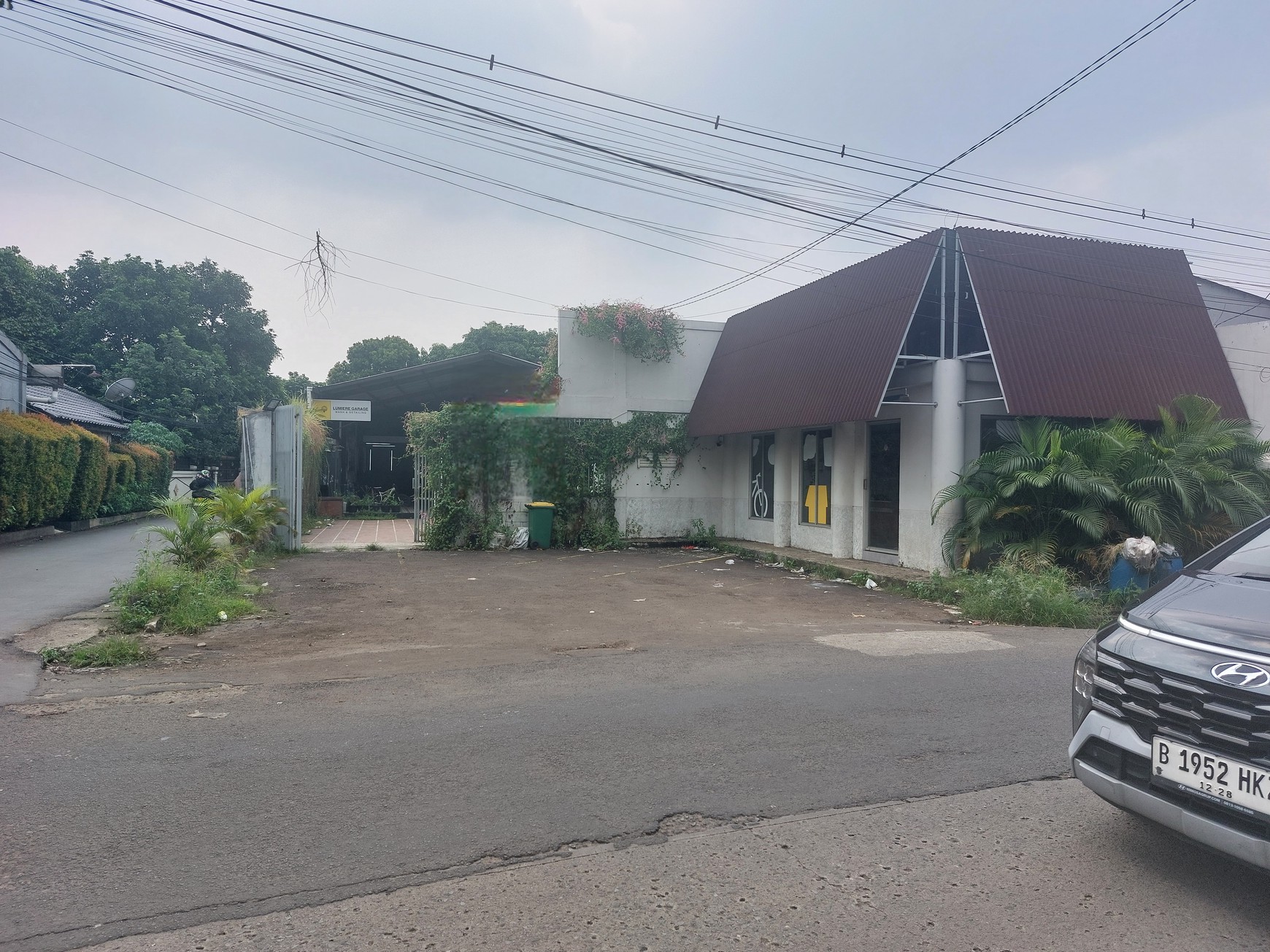 Bengkel mobil dan cafe di pinggir jalan Radar Auri Cisalak Depok Jawa Barat