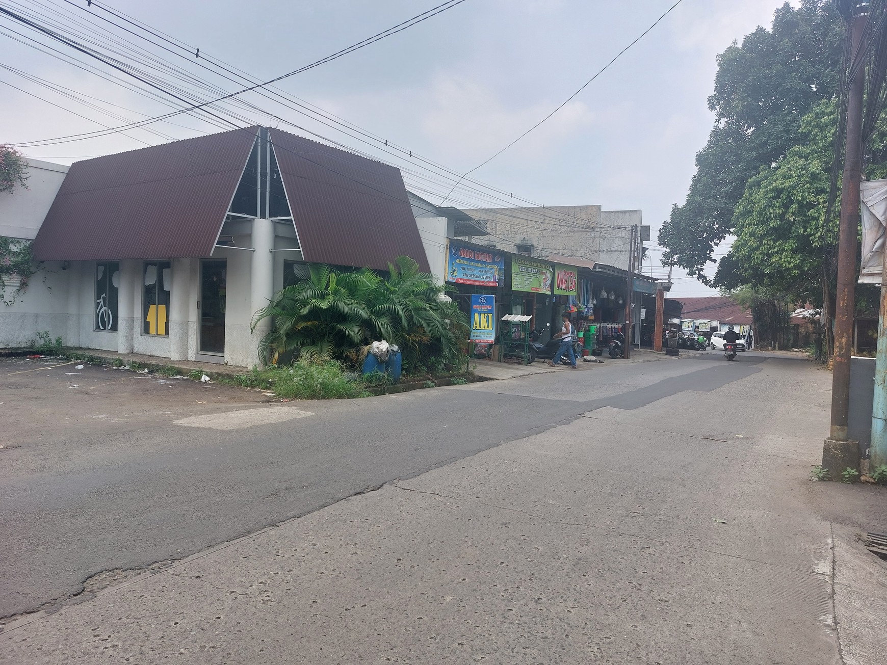 Bengkel mobil dan cafe di pinggir jalan Radar Auri Cisalak Depok Jawa Barat