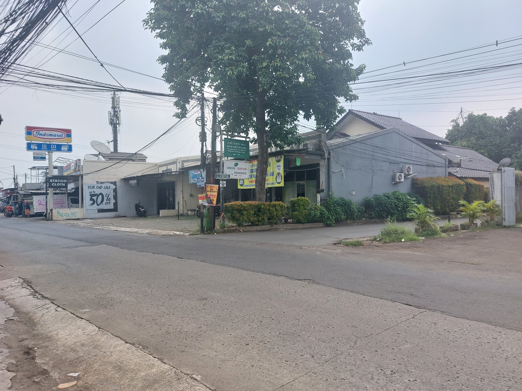 Bengkel mobil dan cafe di pinggir jalan Radar Auri Cisalak Depok Jawa Barat