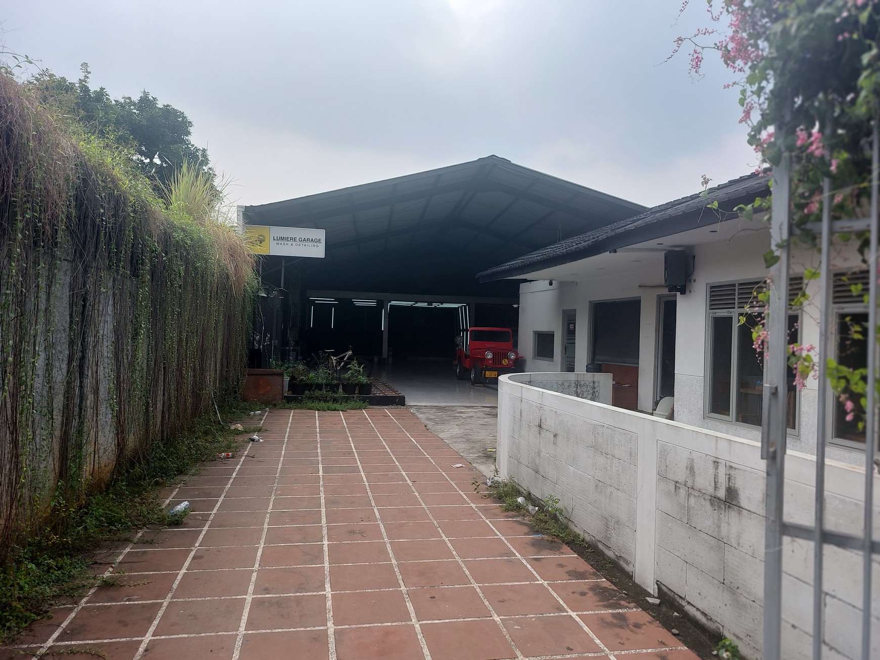 Bengkel mobil dan cafe di pinggir jalan Radar Auri Cisalak Depok Jawa Barat