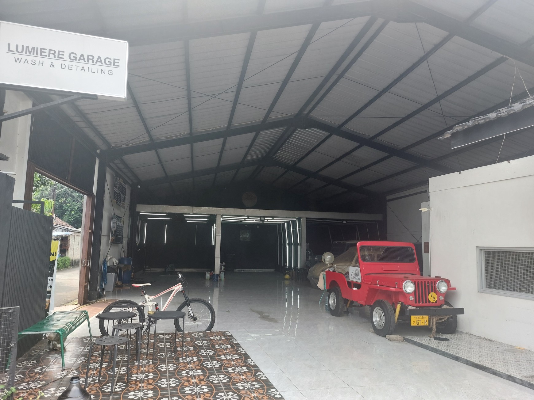 Bengkel mobil dan cafe di pinggir jalan Radar Auri Cisalak Depok Jawa Barat