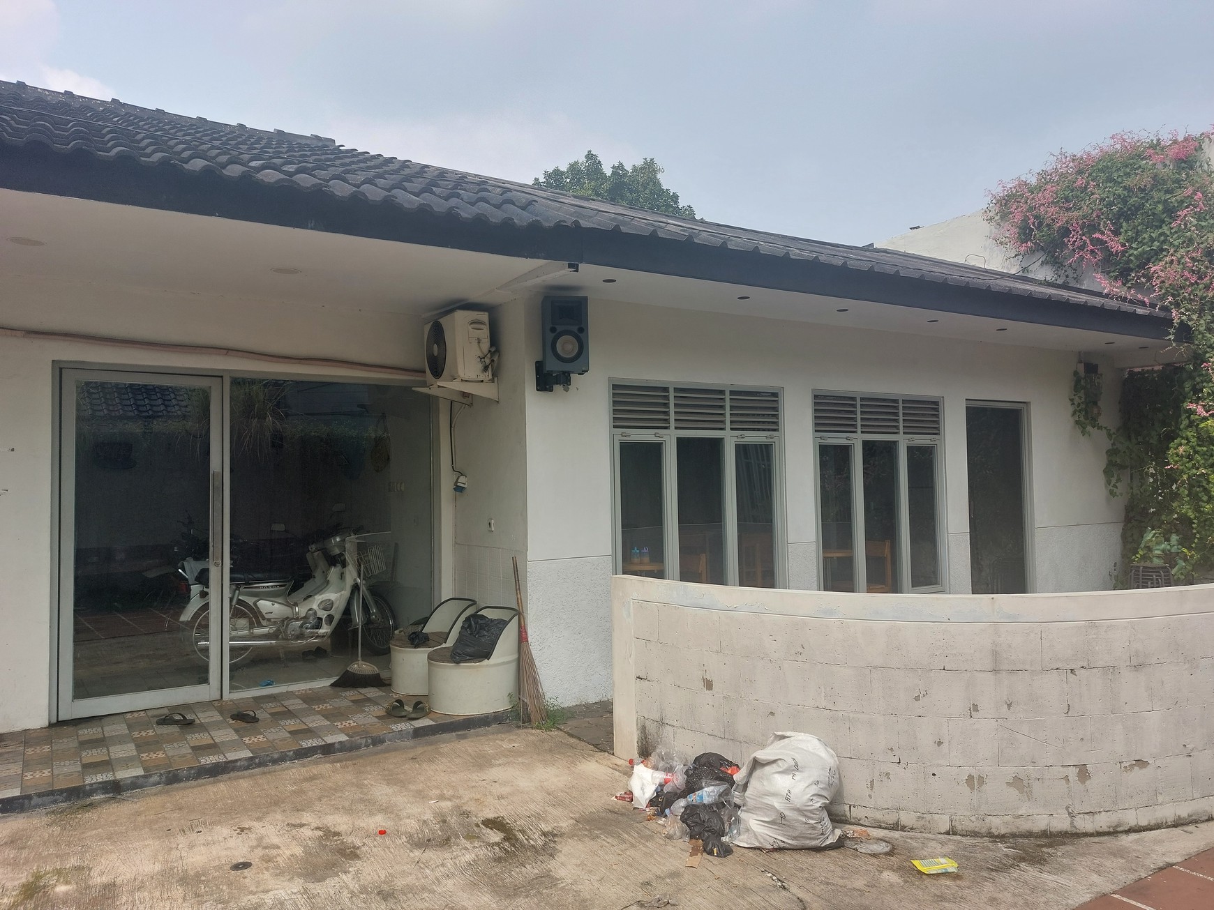Bengkel mobil dan cafe di pinggir jalan Radar Auri Cisalak Depok Jawa Barat