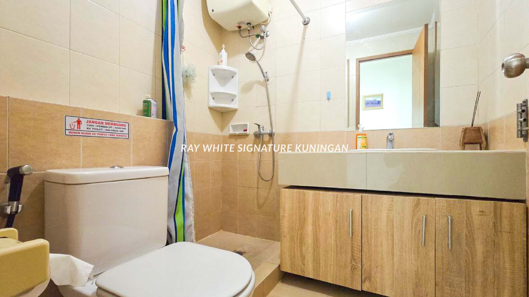 Apartment for sale in an Exclusive Tower at Apartemen Hampton's Park