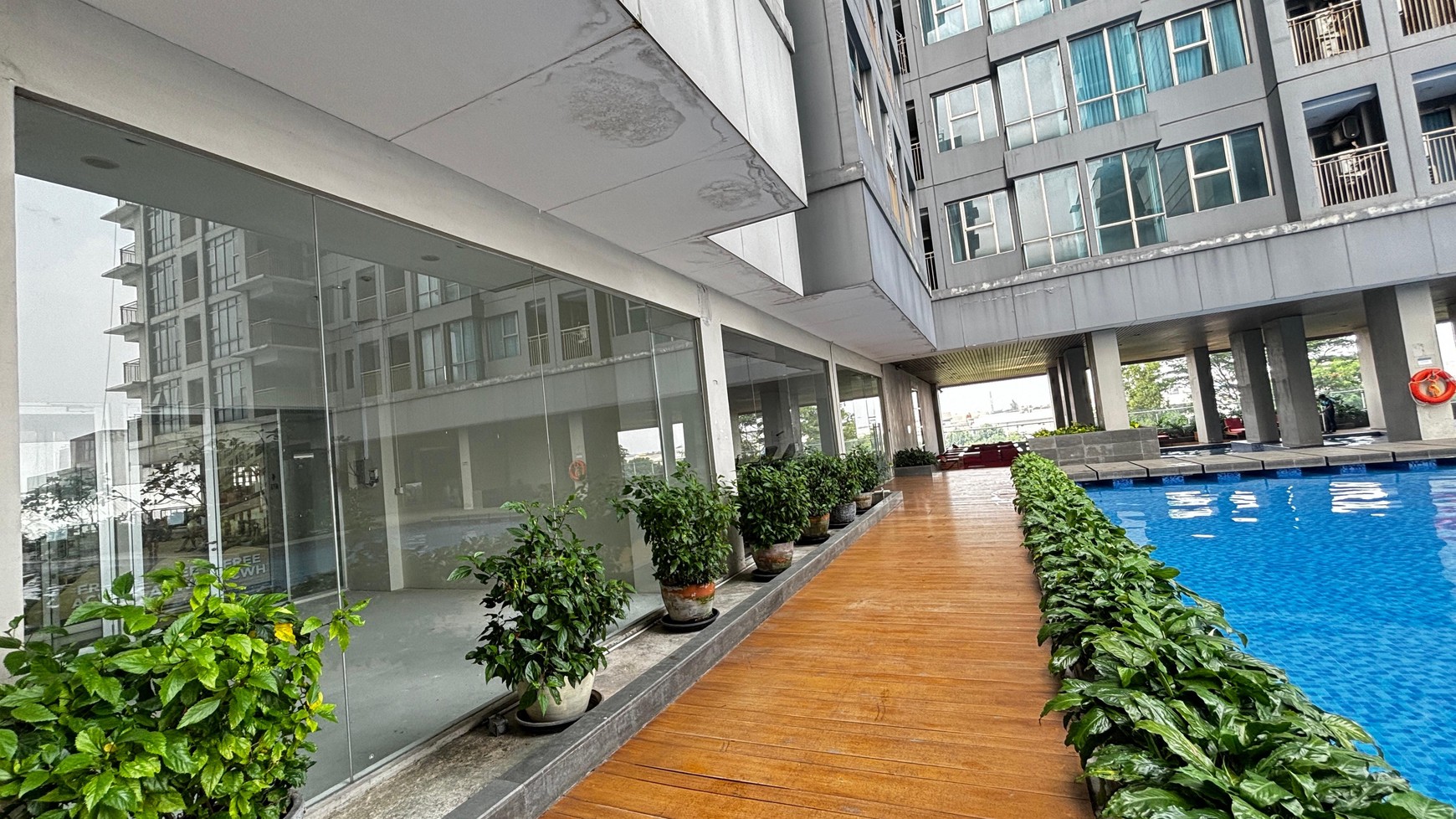 Ruang Usaha View Kolam Renang Di Apartemen Tamansari Iswara Bekasi, Dekat Tol Bekasi Barat.