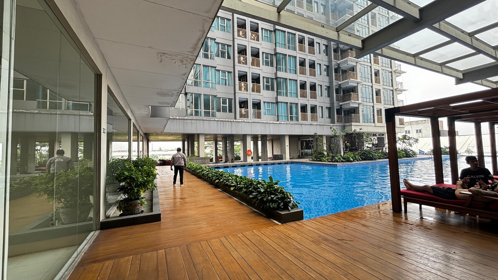 Ruang Usaha View Kolam Renang Di Apartemen Tamansari Iswara Bekasi, Dekat Tol Bekasi Barat.
