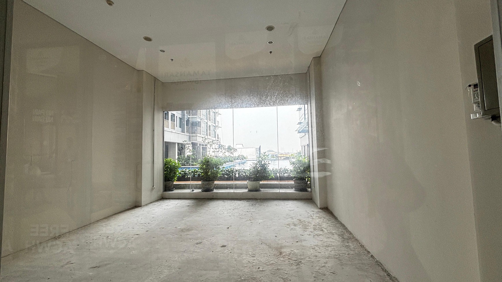 Ruang Usaha View Kolam Renang Di Apartemen Tamansari Iswara Bekasi, Dekat Tol Bekasi Barat.