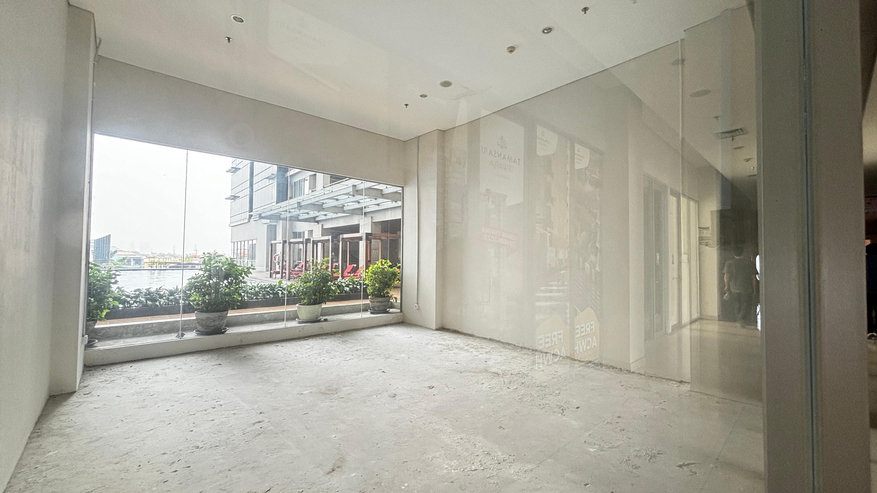 Ruang Usaha View Kolam Renang Di Apartemen Tamansari Iswara Bekasi, Dekat Tol Bekasi Barat.