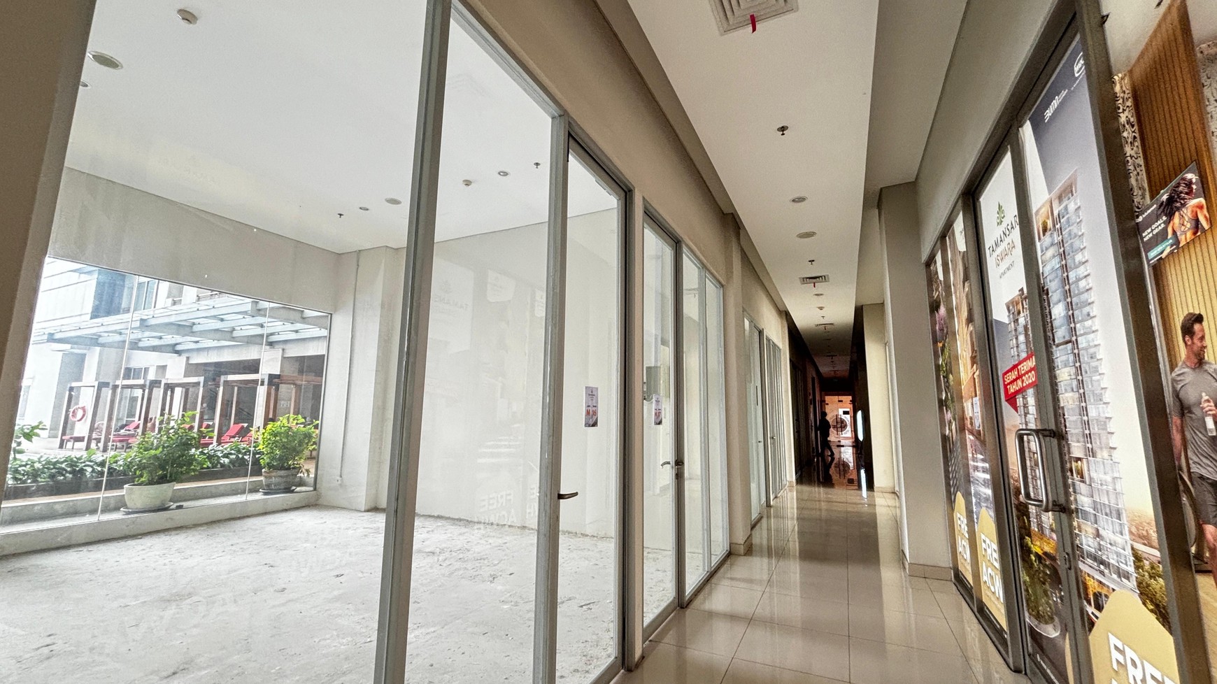 Ruang Usaha View Kolam Renang Di Apartemen Tamansari Iswara Bekasi, Dekat Tol Bekasi Barat.