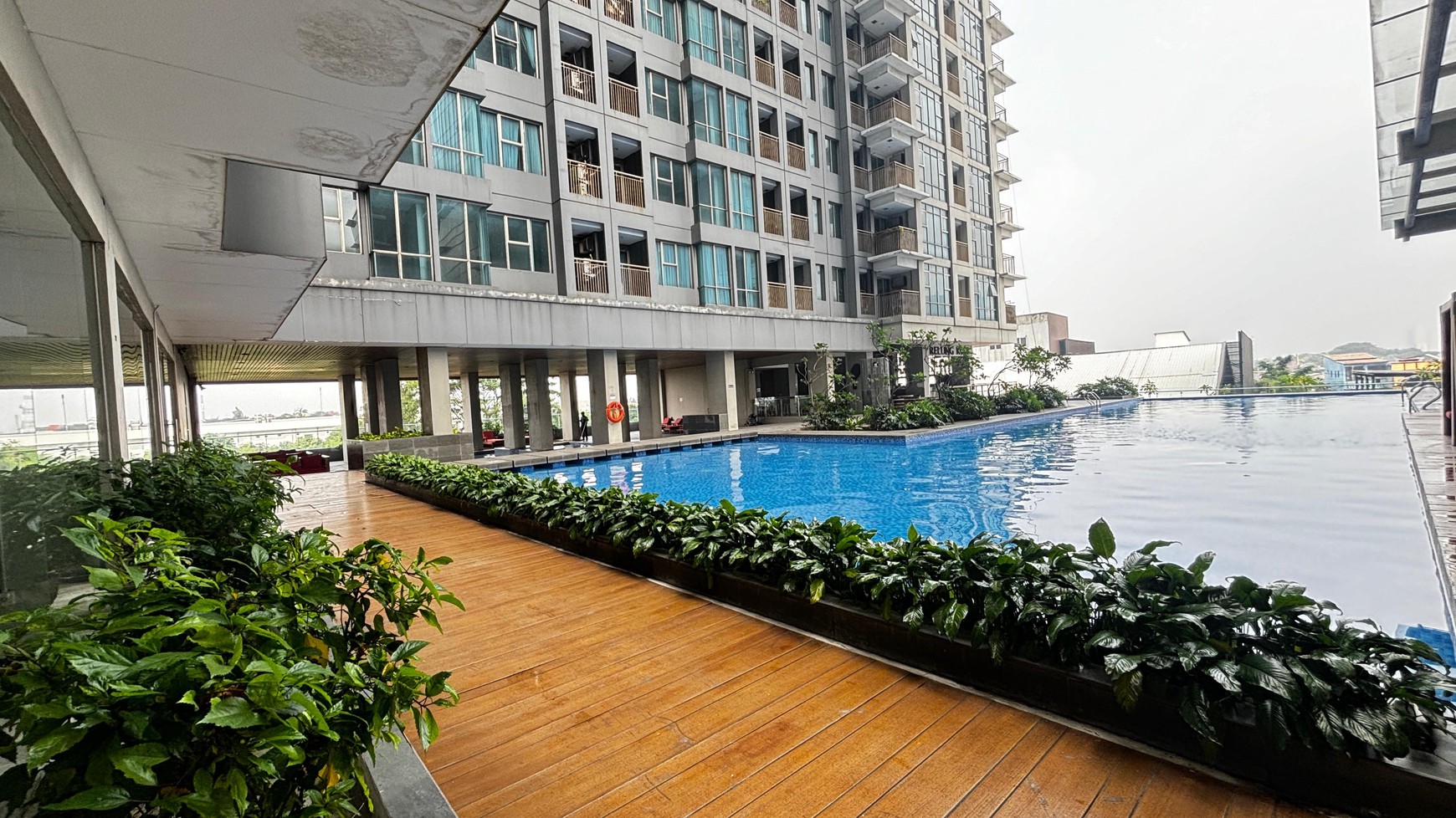 Ruang Usaha View Kolam Renang Di Apartemen Tamansari Iswara Bekasi, Dekat Tol Bekasi Barat.
