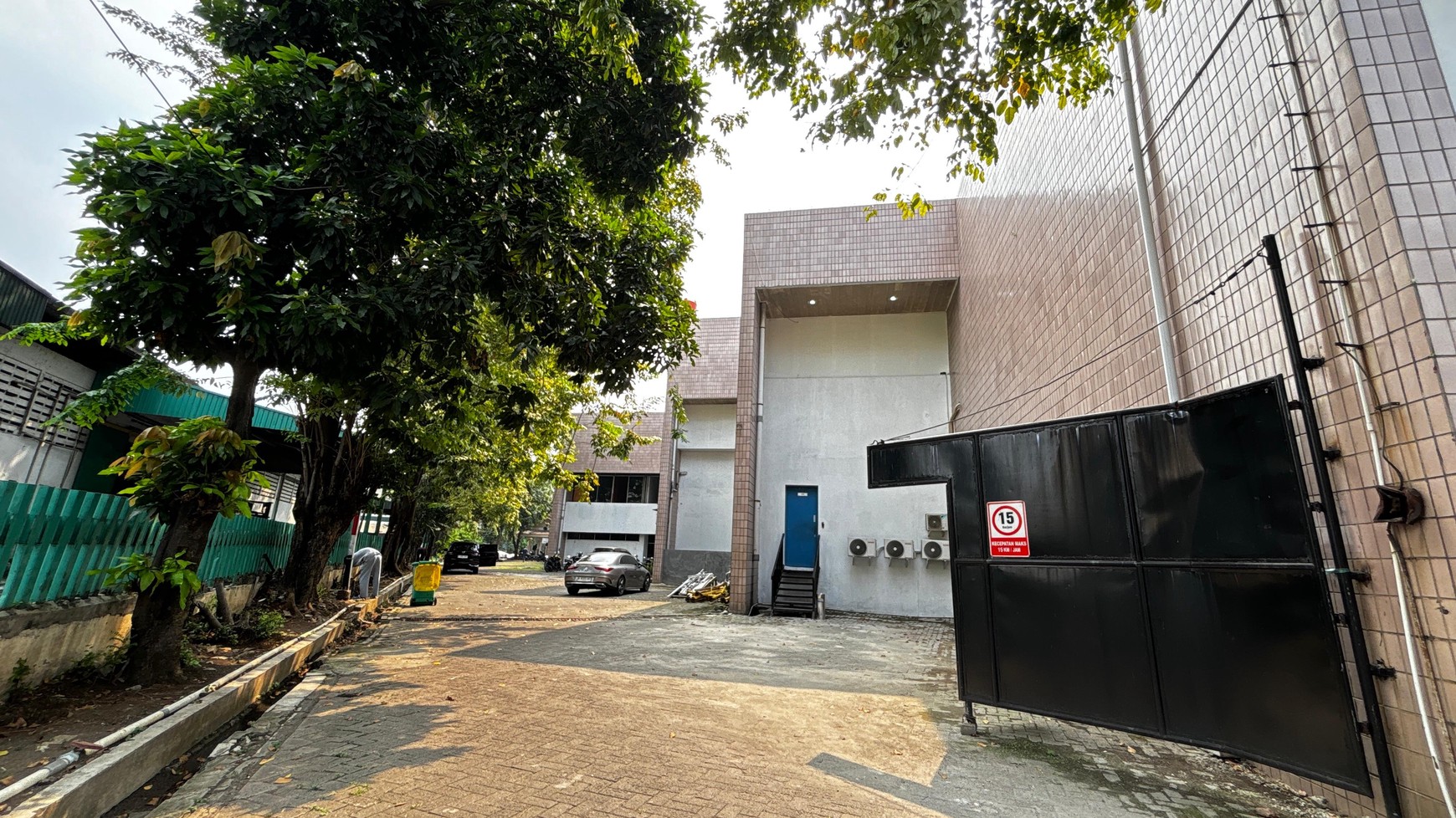 Gudang Industri Di Kawasan Industri Pulogadung, Jakarta Timur