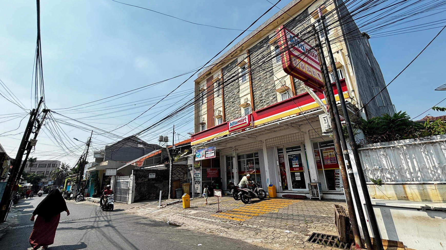 Kos2an Bagus 23 Pintu, 3 Lantai Dan Rooftop, Di Lantai Satu Terdapat Alfa Mart, di Kebon Nanas, Jatinegara