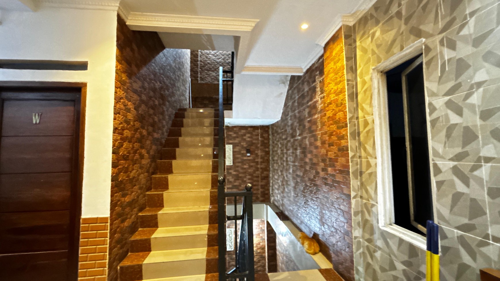 Kos2an Bagus 23 Pintu, 3 Lantai Dan Rooftop, Di Lantai Satu Terdapat Alfa Mart, di Kebon Nanas, Jatinegara
