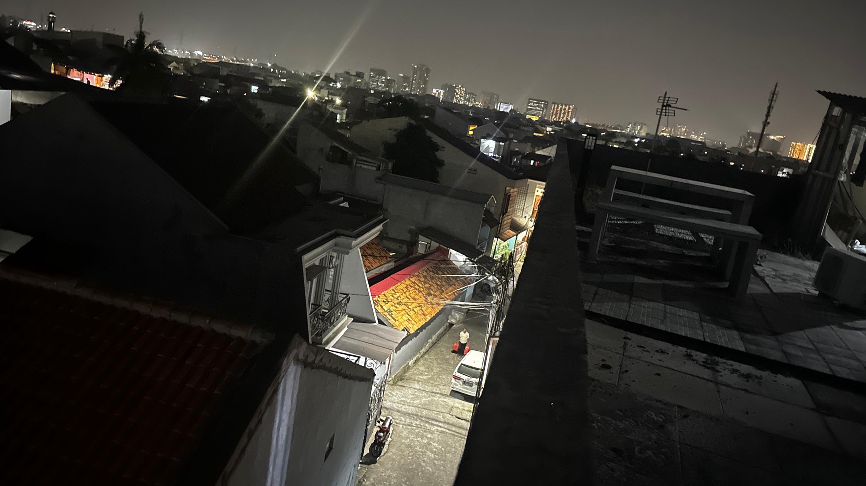 Kos2an Bagus 23 Pintu, 3 Lantai Dan Rooftop, Di Lantai Satu Terdapat Alfa Mart, di Kebon Nanas, Jatinegara