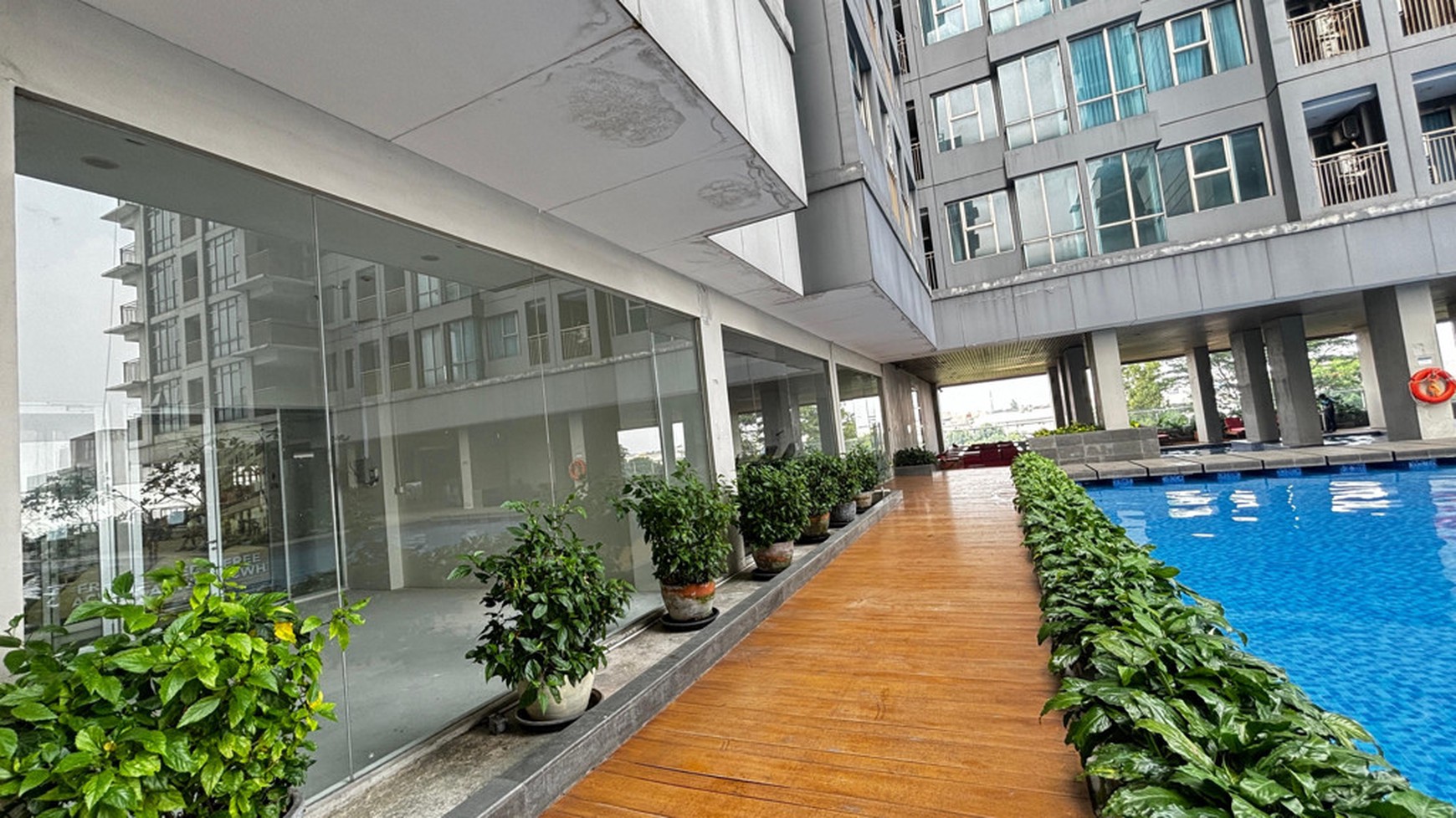Ruang Usaha View Kolam Renang Di Apartemen Tamansari Iswara Bekasi, Dekat Tol Bekasi Barat.