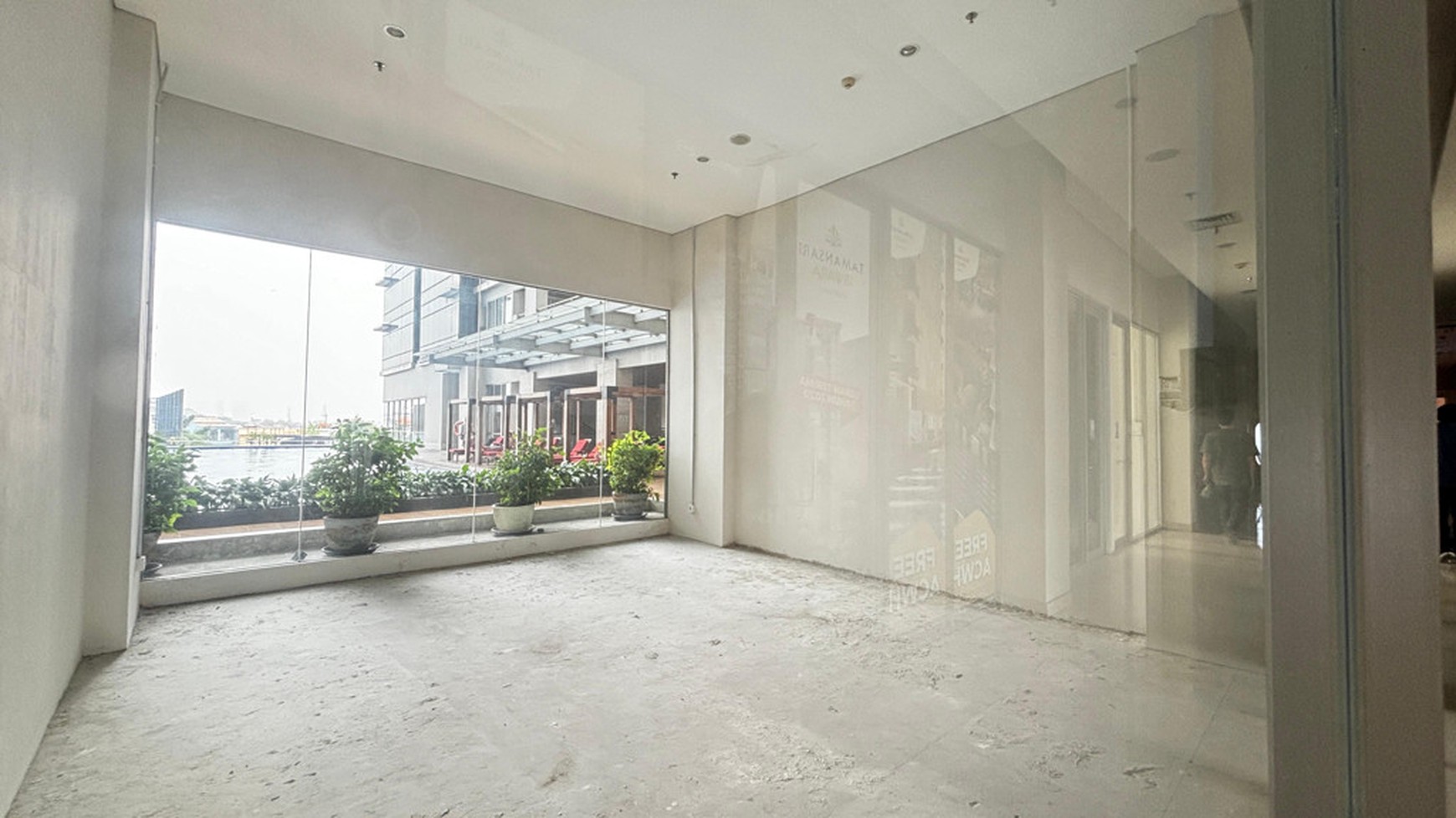 Ruang Usaha View Kolam Renang Di Apartemen Tamansari Iswara Bekasi, Dekat Tol Bekasi Barat.