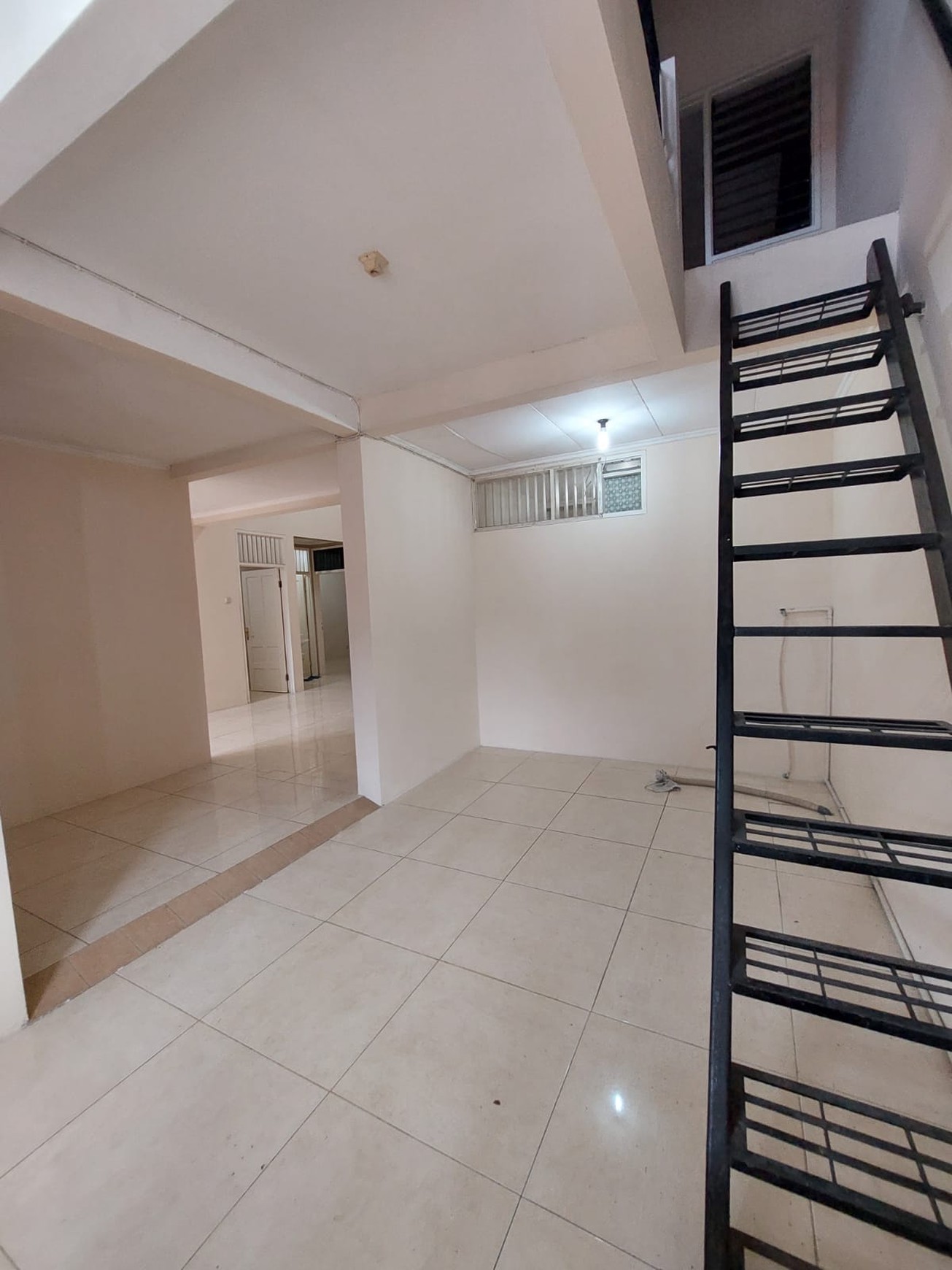 Disewakan Rumah Siap Huni  Taman Internasional Citraland Surabaya