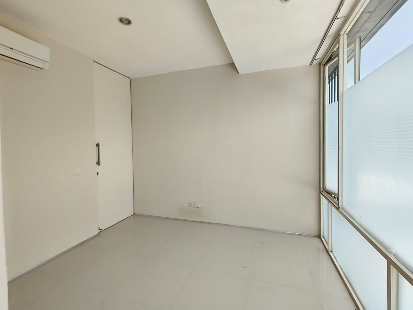 Disewakan Rumah Minimalis Dua Lantai Somerset Citraland Surabaya
