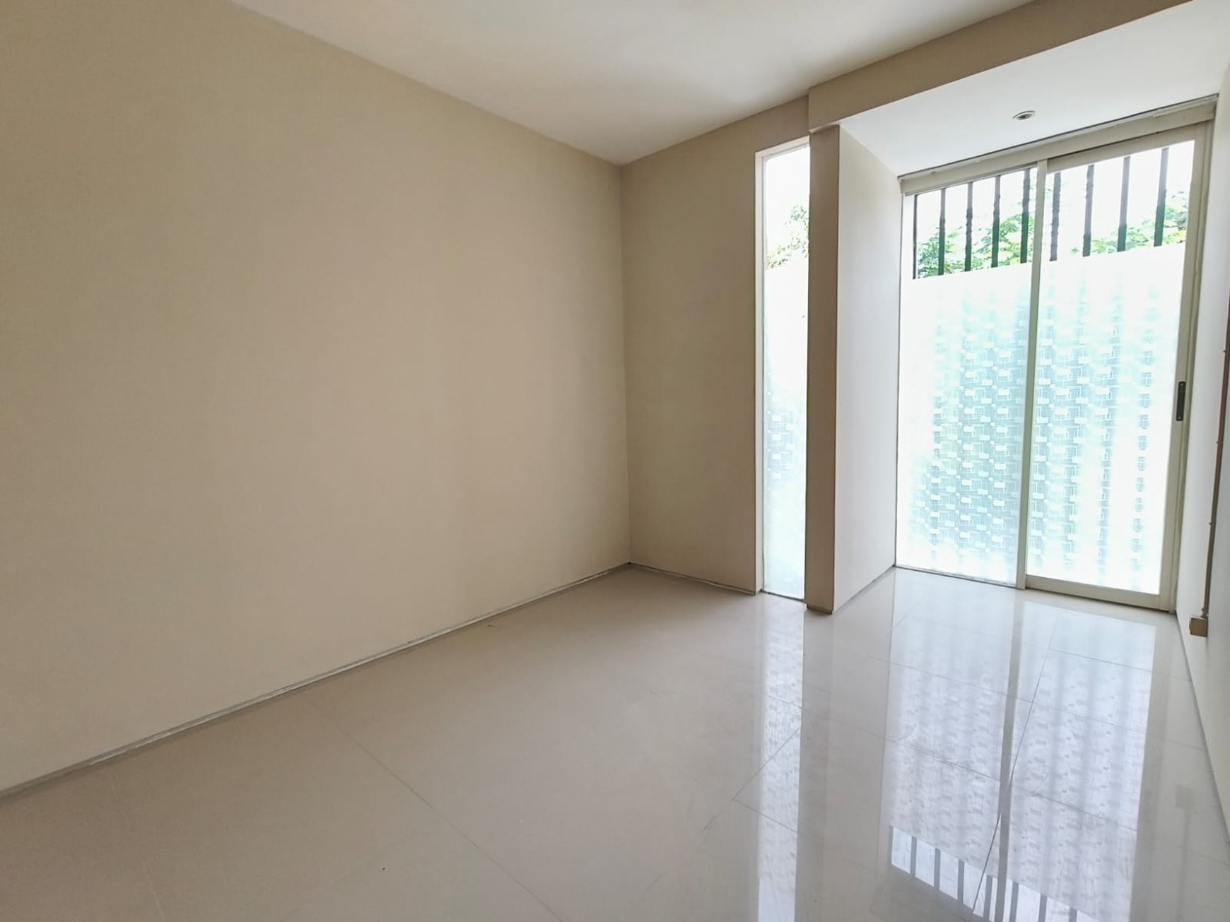 Disewakan Rumah Minimalis Dua Lantai Somerset Citraland Surabaya