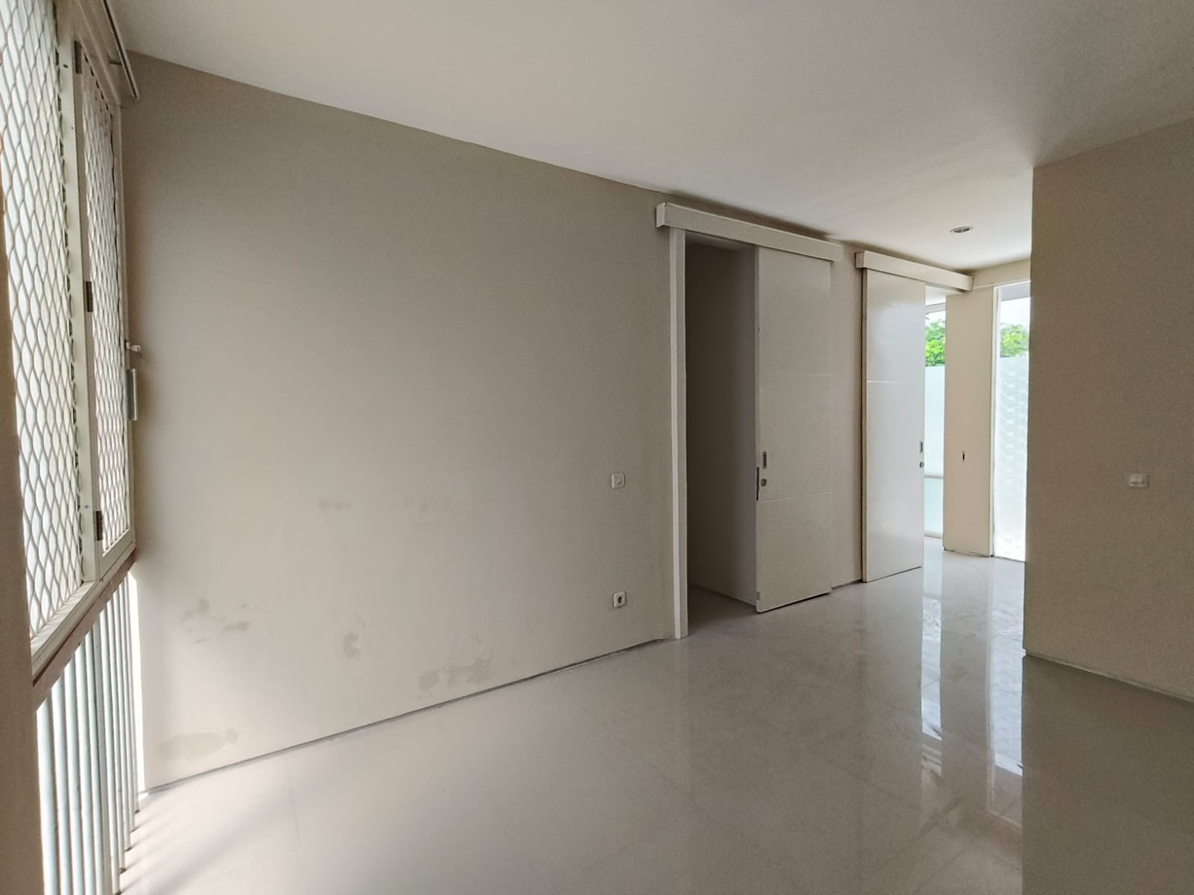 Disewakan Rumah Minimalis Dua Lantai Somerset Citraland Surabaya