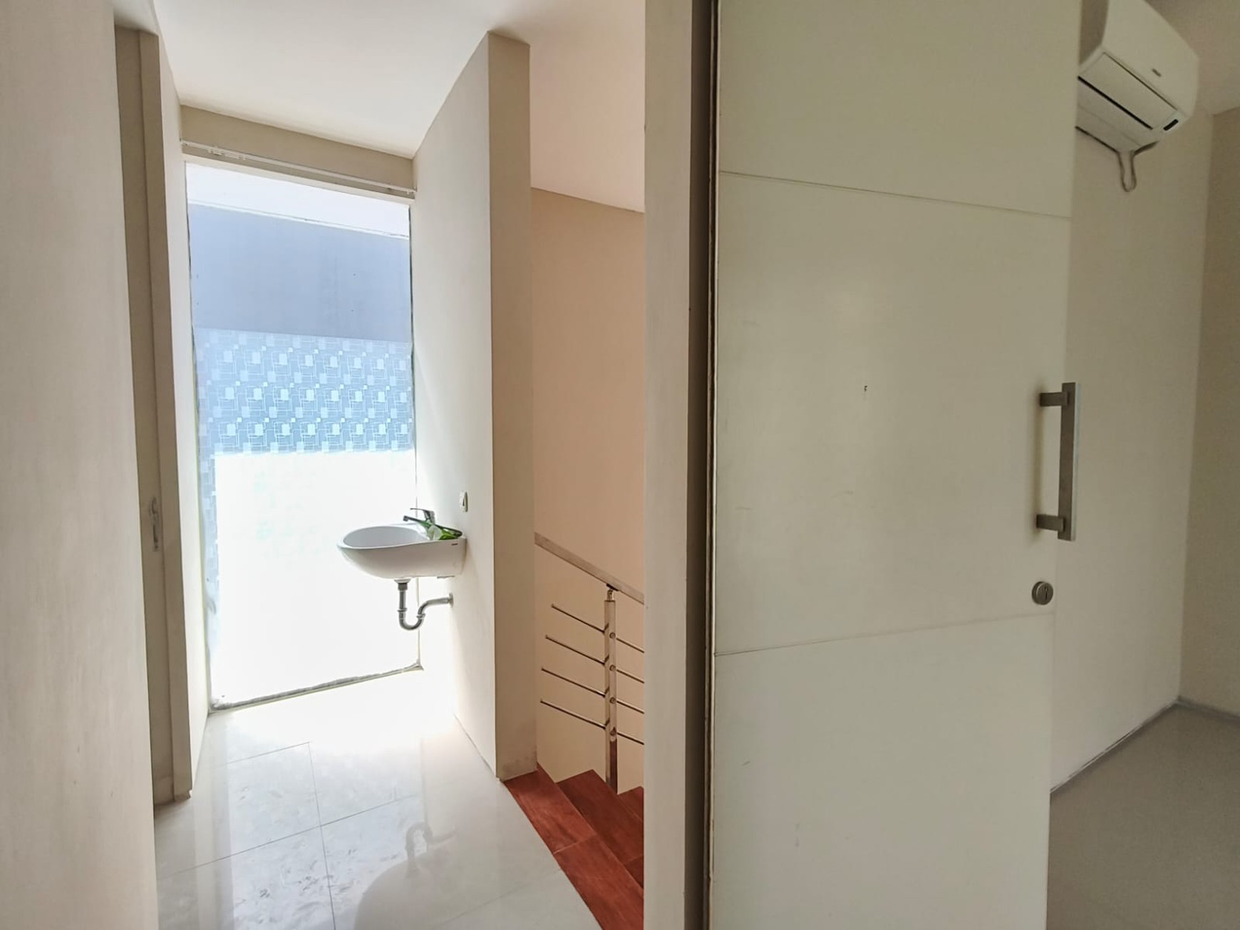 Disewakan Rumah Minimalis Dua Lantai Somerset Citraland Surabaya