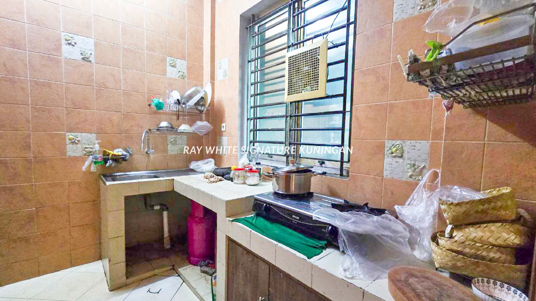 Rumah Layak Huni 3 Lantai di Jl Batang Hari Cideng
