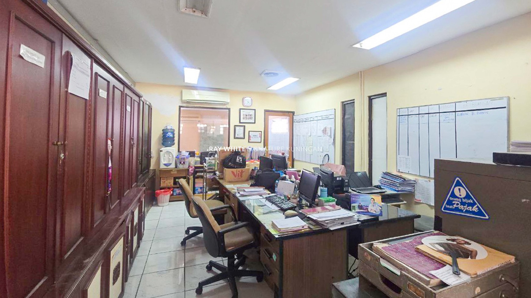 Gedung Komersial 4,5 Lantai Lokasi di Jl. K.H. Wahid Hasyim Menteng