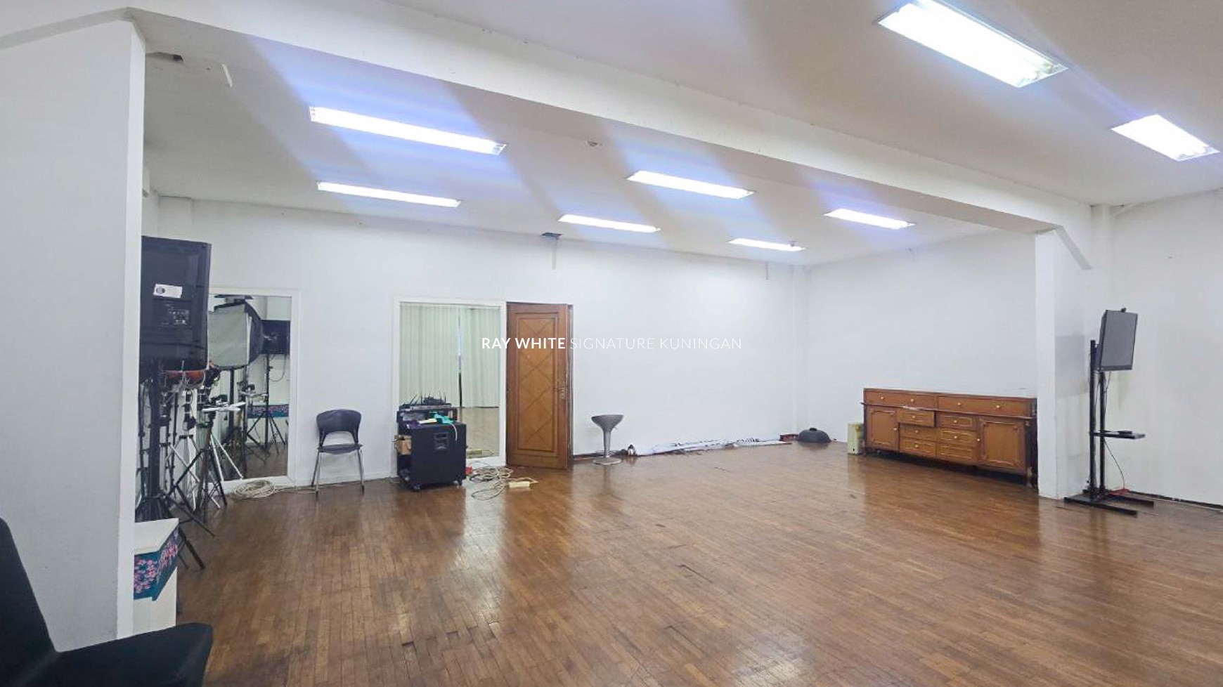 Gedung Komersial 4,5 Lantai Lokasi di Jl. K.H. Wahid Hasyim Menteng