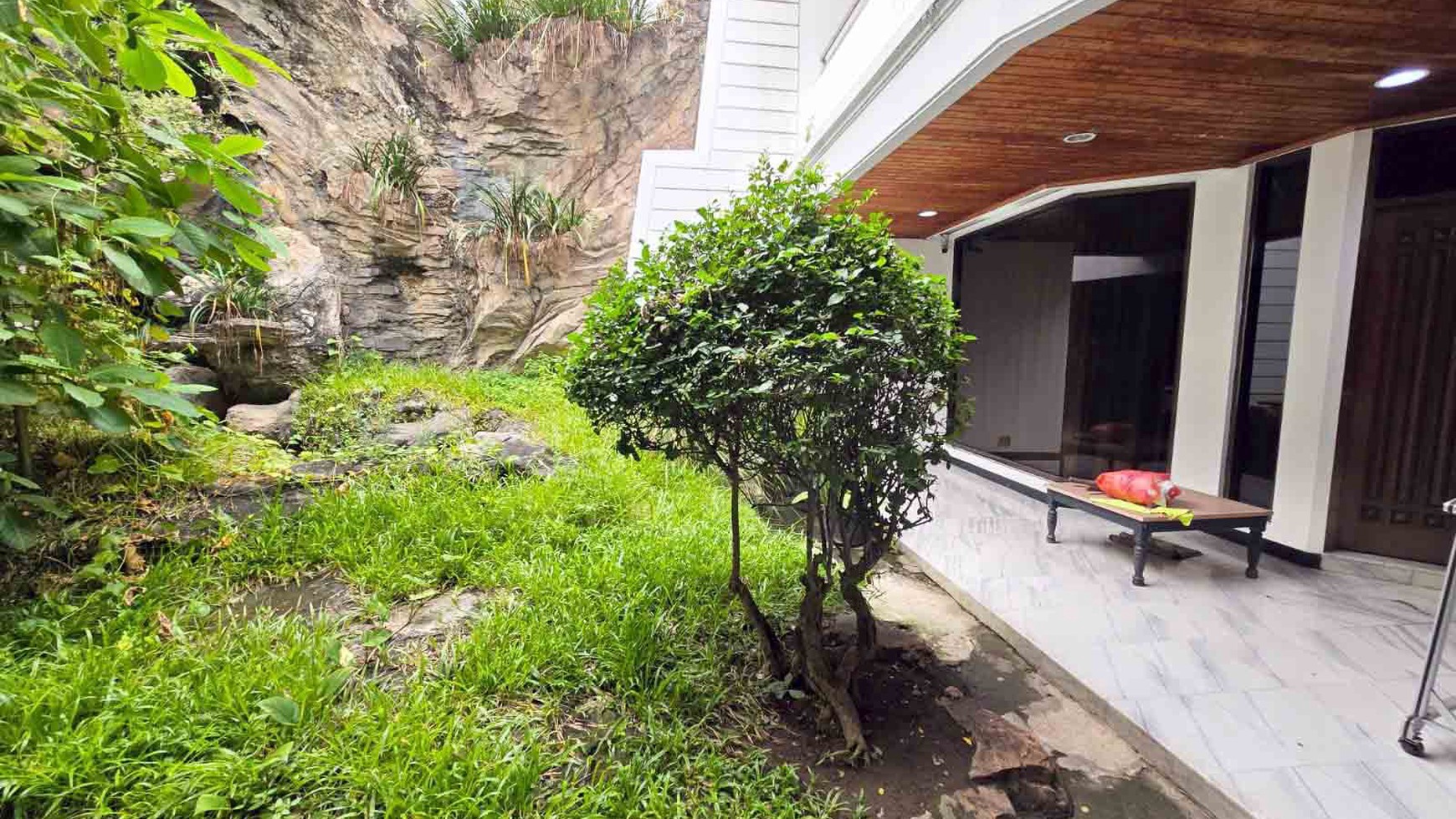 DISEWAKAN RUMAH MEWAH BESAR jl raya kertajaya indah, Surabaya Timur