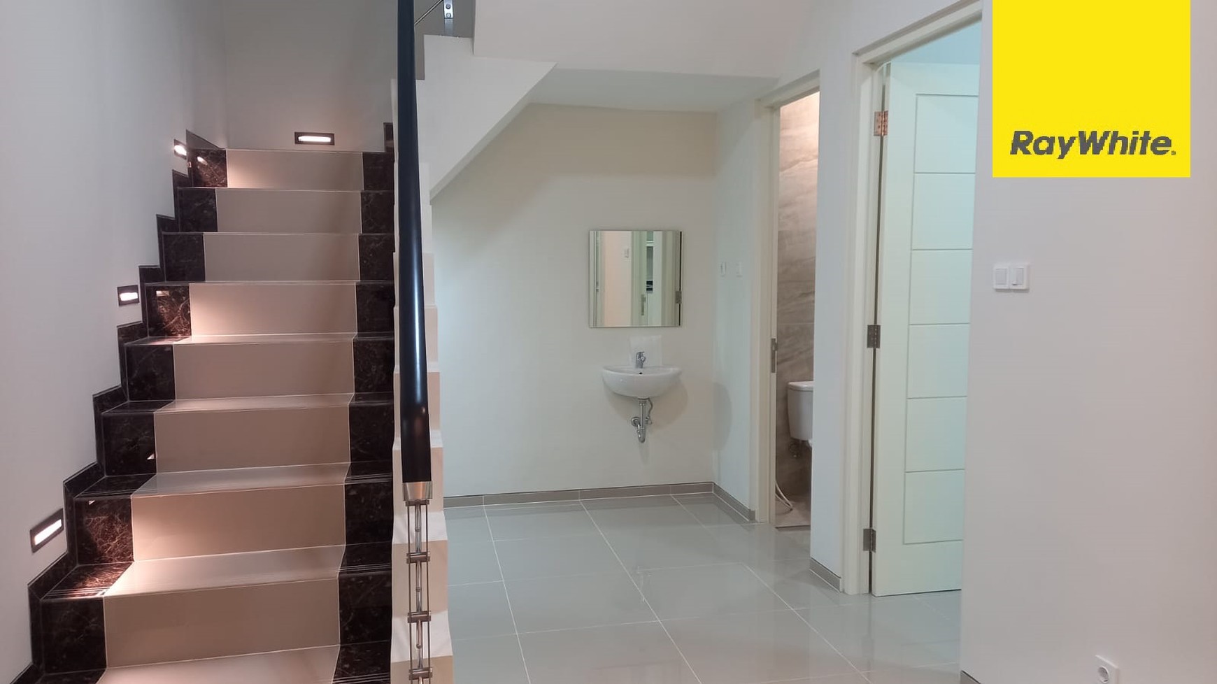 Dijual Rumah 2 lantai di Griya Asri Pakuwon City Surabaya