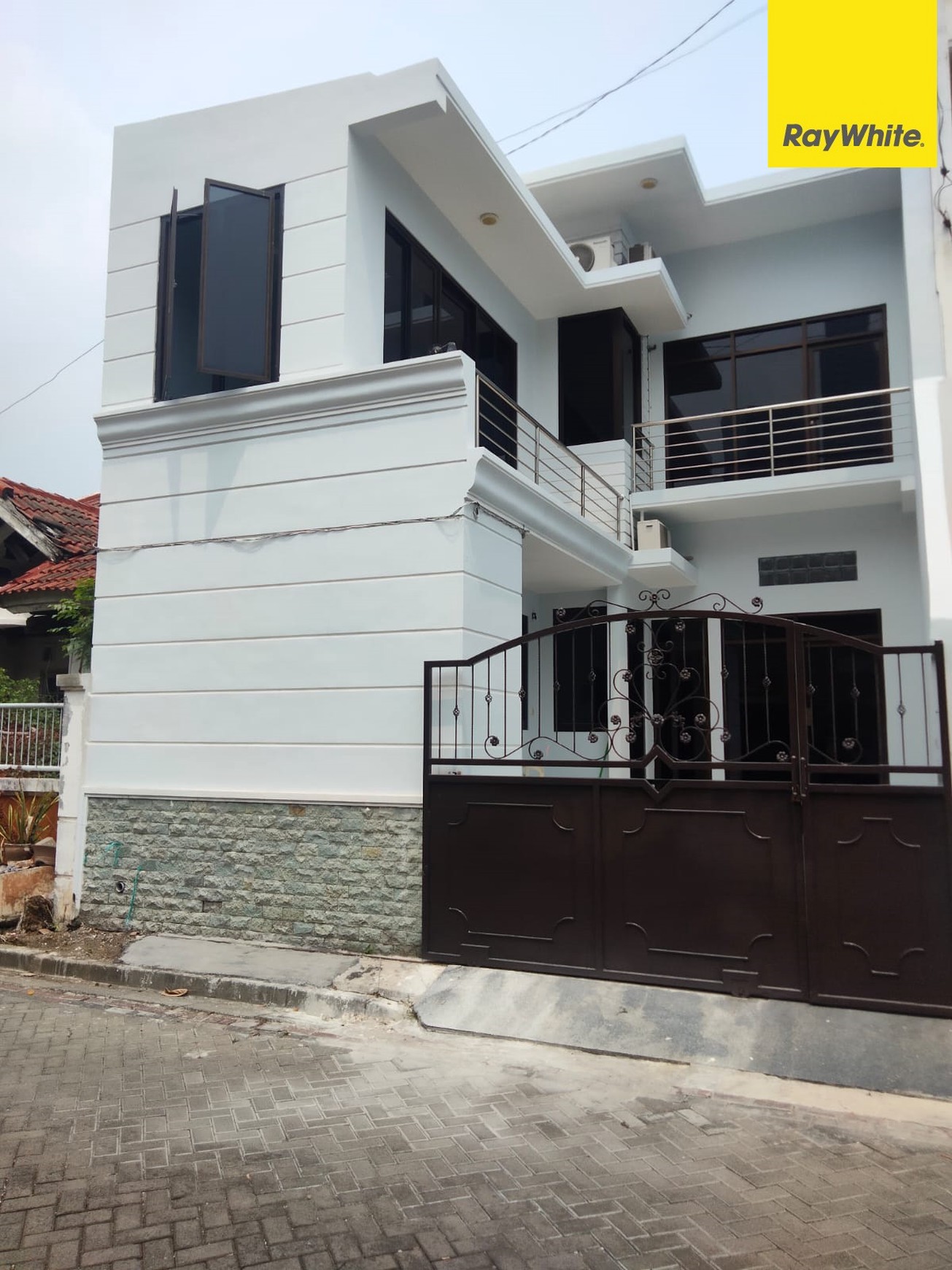 Dijual Rumah 2 lantai di Griya Asri Pakuwon City Surabaya